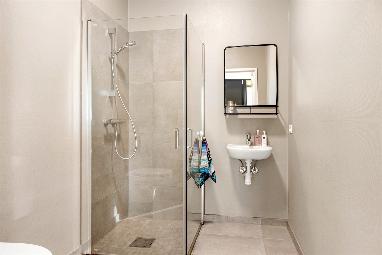 Moderne bad i 1.etasje med flier på gulv og malt vegg Galleribilde