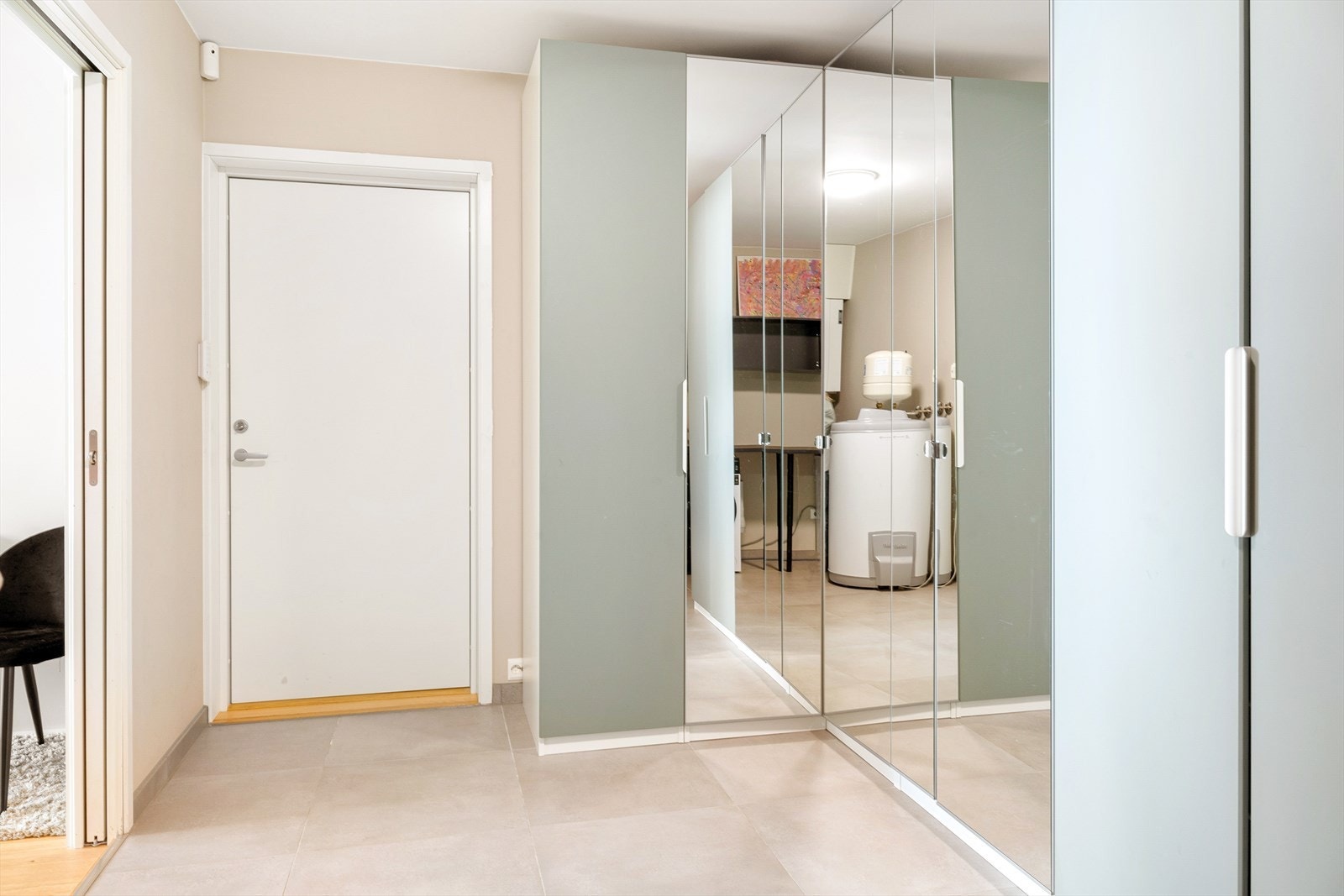 Praktisk bi-inngang/vaskerom med inngang direkte fra garasje Galleribilde