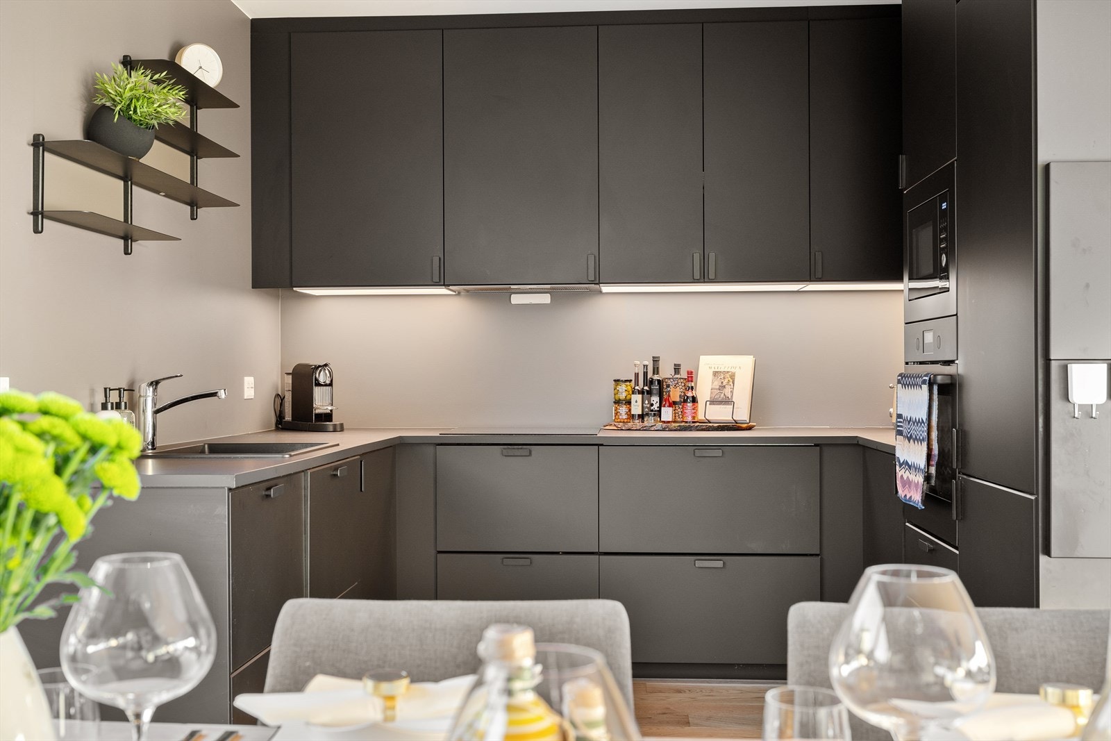 Kjøkken med integrerte hvitevarer Galleribilde