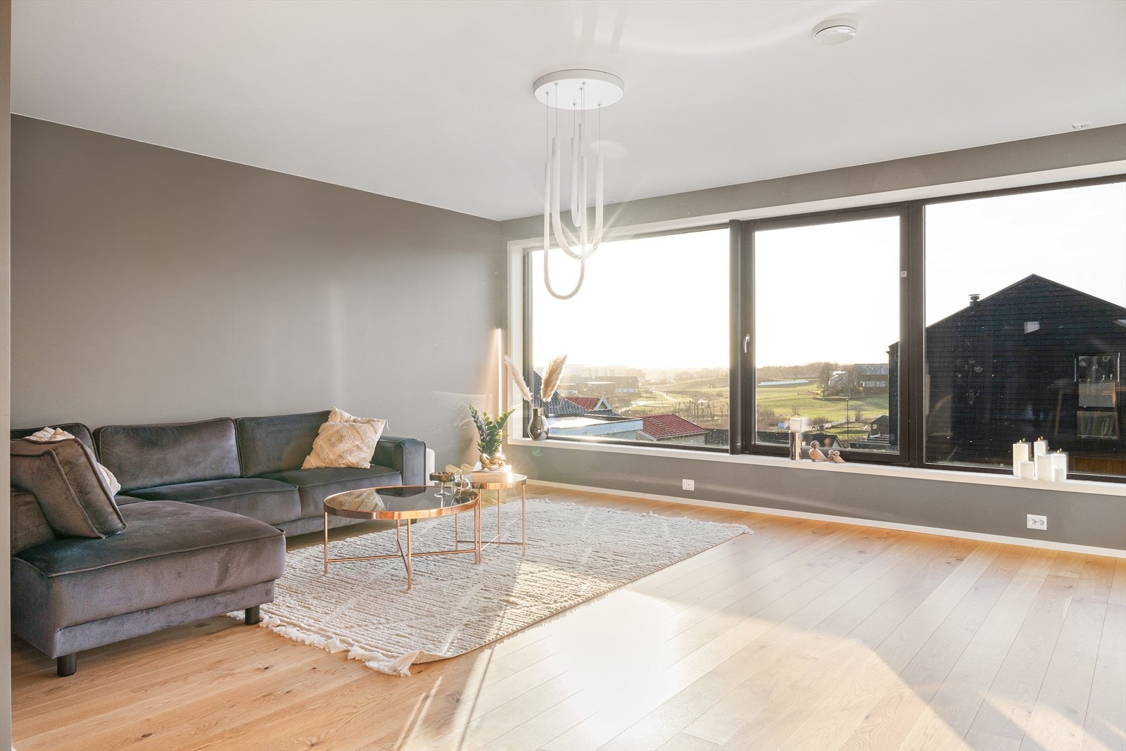 Stue som er enkel å møblere med flere mulige løsninger Galleribilde