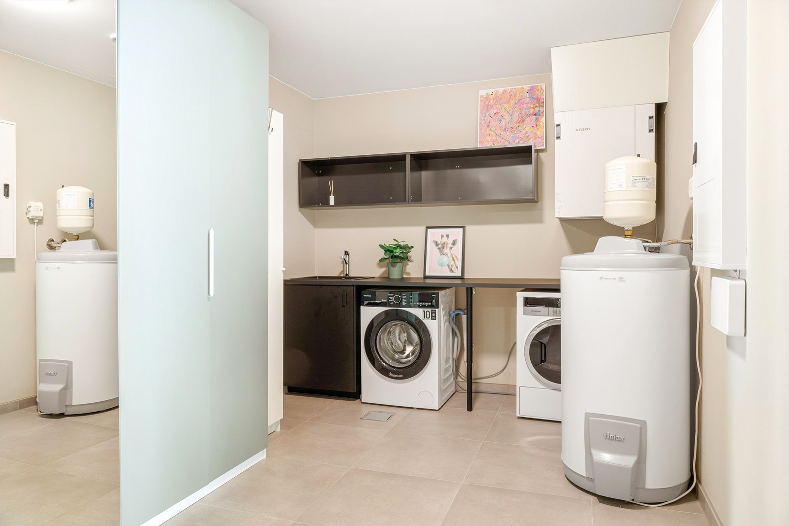 Stor bi-inngang/vaskerom med praktisk løsninger Galleribilde