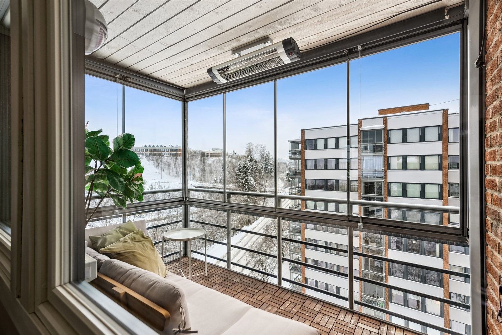 Fra stuen har man utgang til innglasset balkong med elektrisk varmelampe. Vinduene kan åpnes. Galleribilde