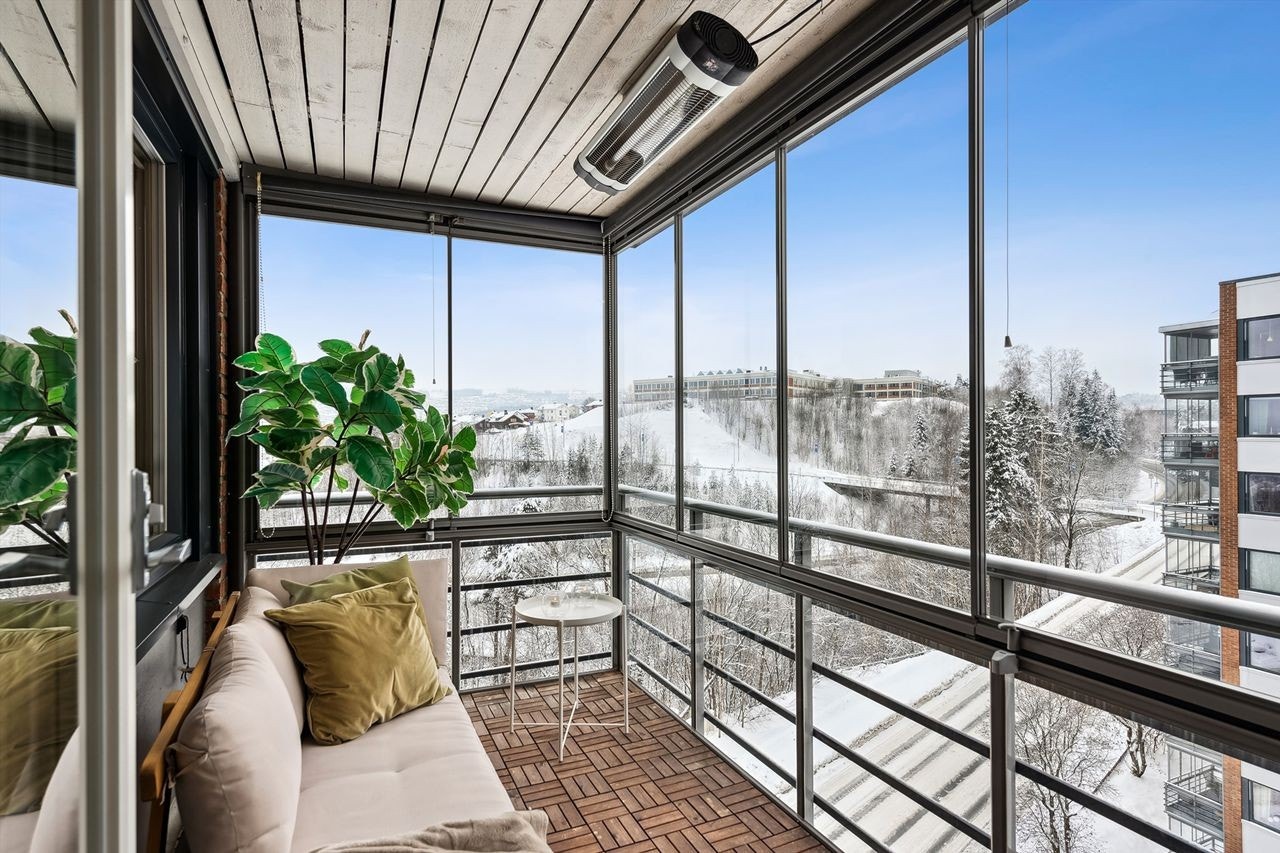 Balkongen er en flott forlengelse av stuen - sommer som vinter. Galleribilde