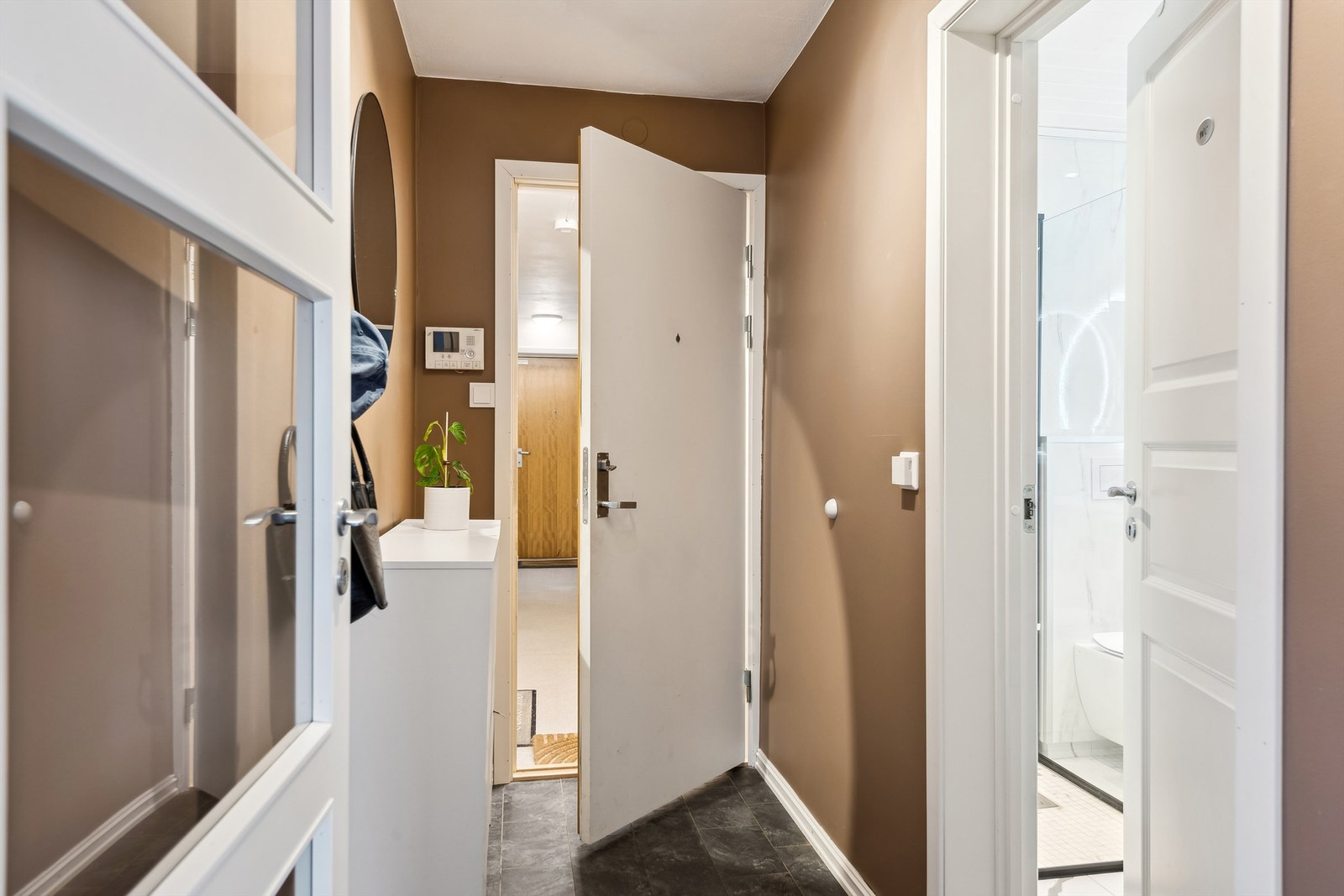 I entréen har man plass for sko og yttertøy. Galleribilde