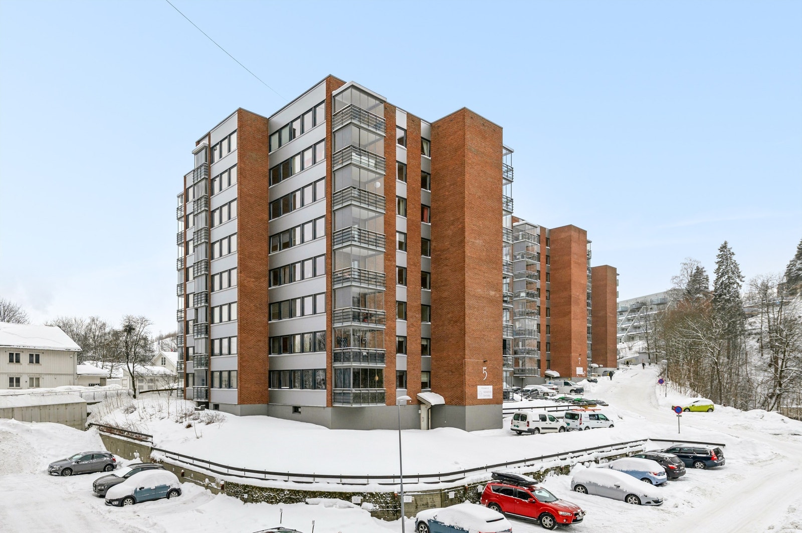 Fin og sentrumsnær beliggenhet med gangavstand til sentrum. Kort vei til skoler og barnehage. Galleribilde