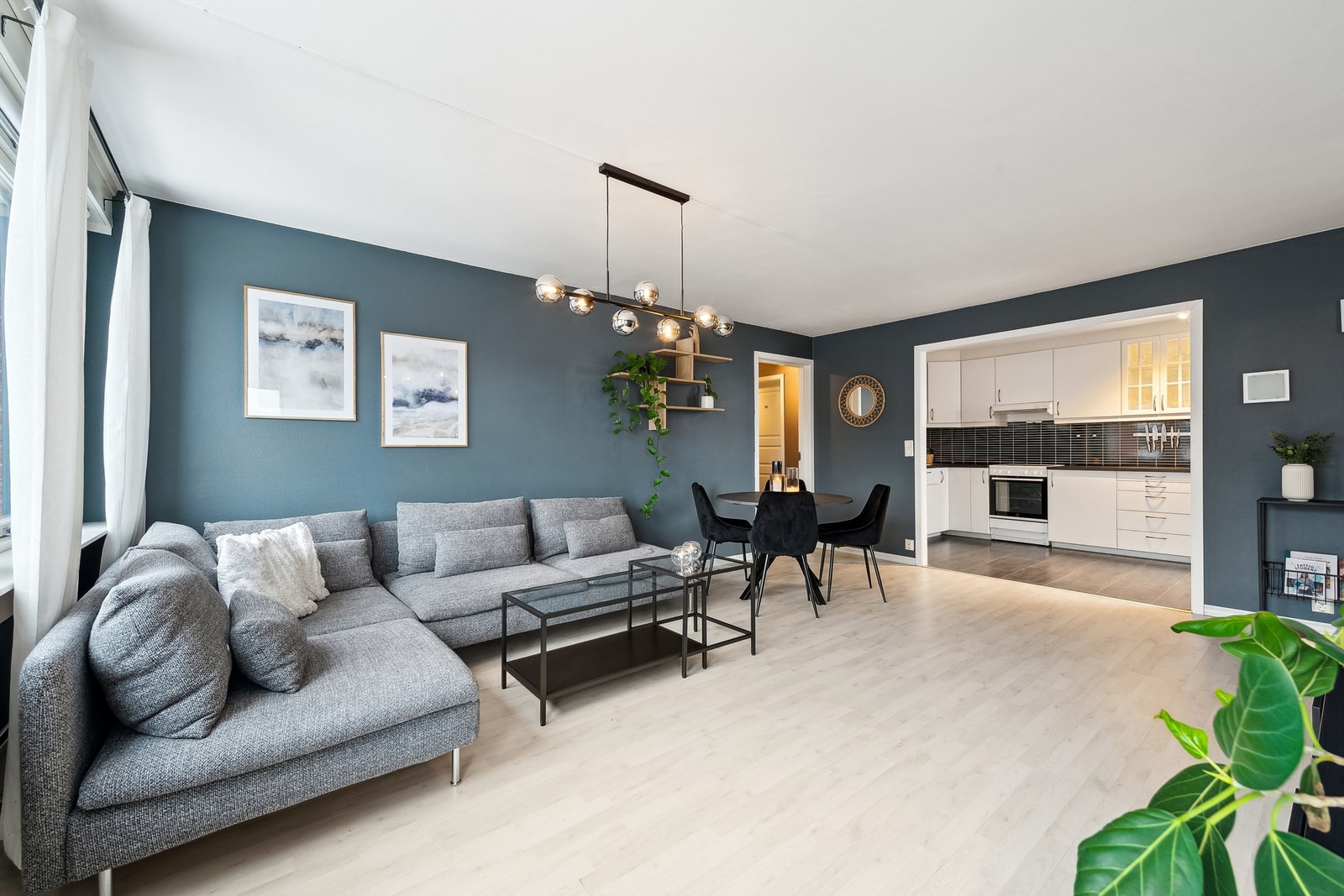 Romslig stue med mye naturlig lys. Galleribilde