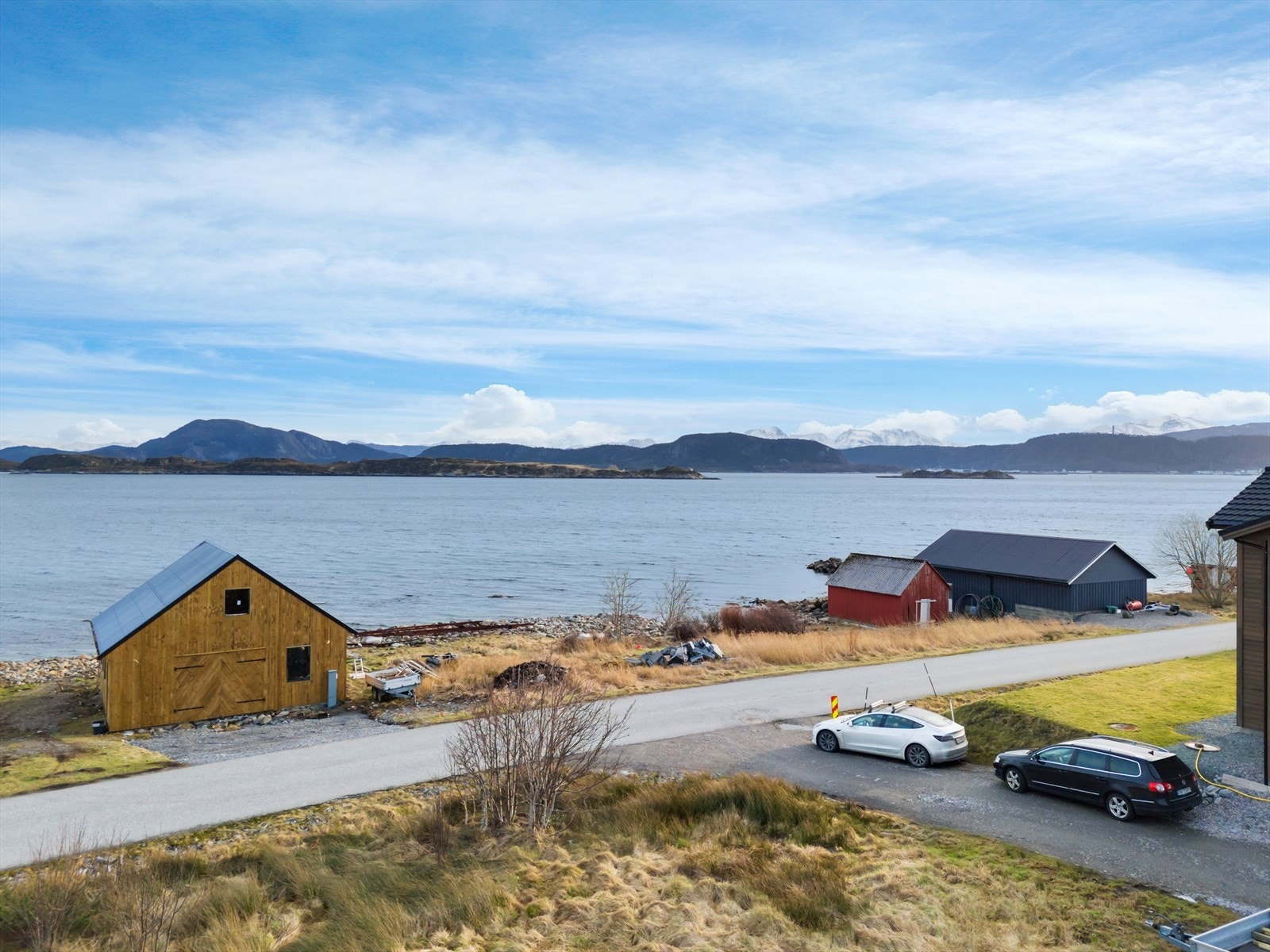 Fra boligen vil en få en fantastisk utsikt mot sjøen og fjellene Galleribilde