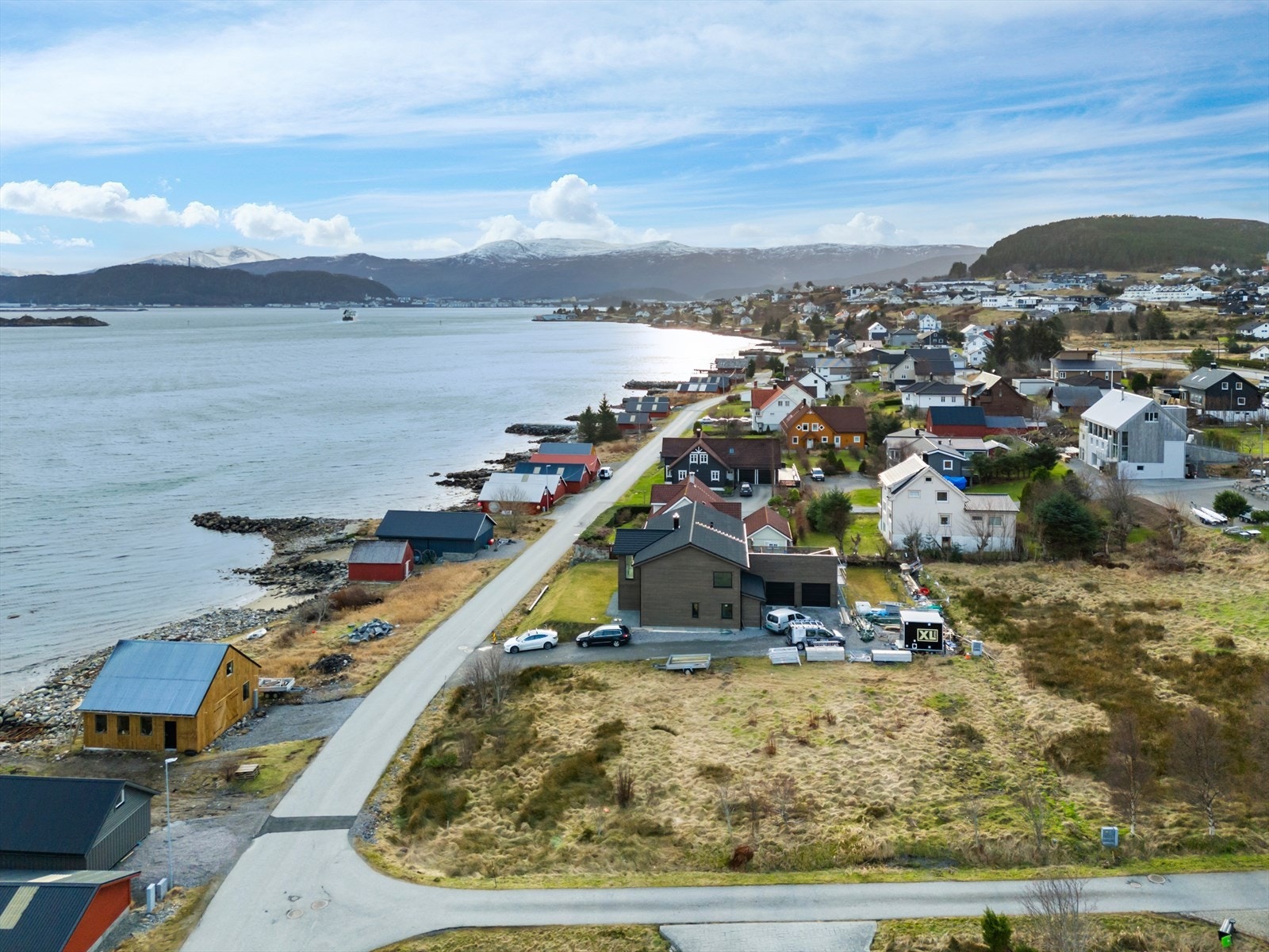 Tomten ligger i første boligrekke med unik nærhet til sjøen. Galleribilde