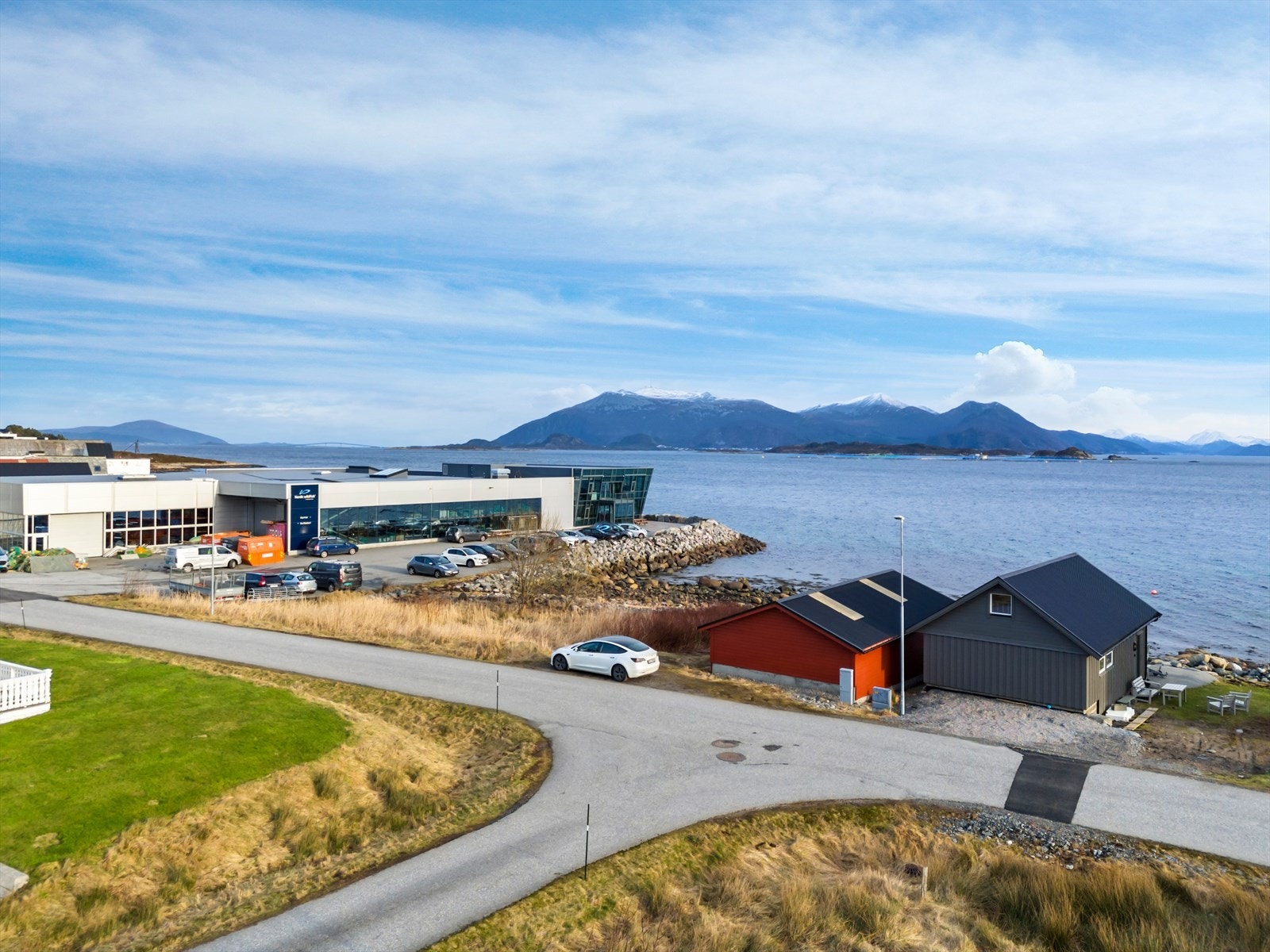 Fantastisk utsikt mot skipsleia, fjellene og Nordøyane Galleribilde