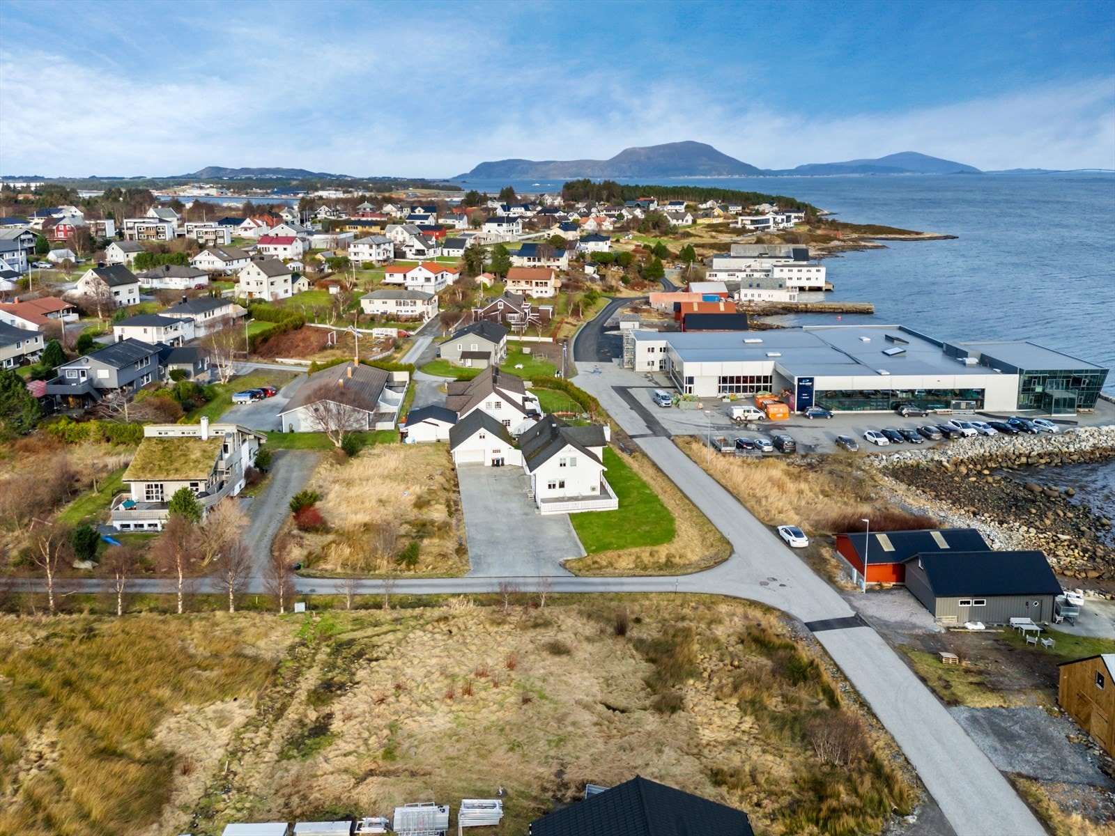 Valderøya har også et godt idrettstilbud med muligheter for å spille fotball, håndball og friidrett Galleribilde
