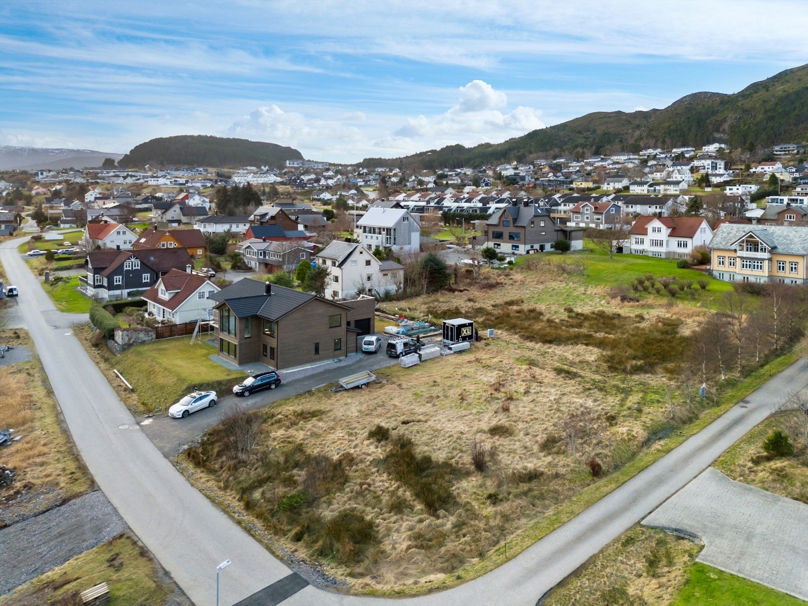 Tomten ligger i første boligrekke med unik nærhet til fjøra og sjøen. Galleribilde