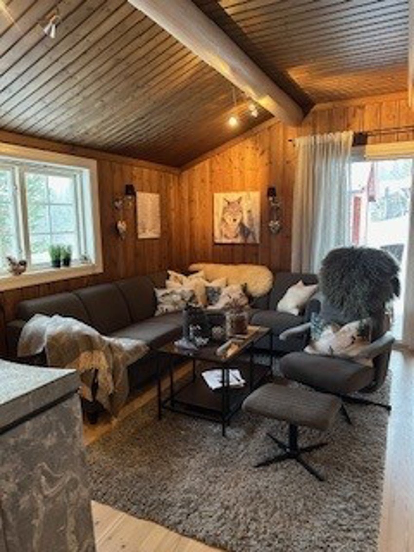 Romslig, koselig stue med god plass til sofagruppe. Galleribilde