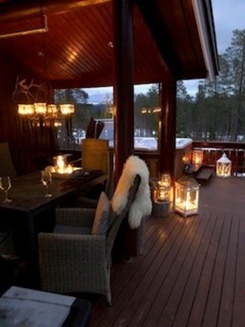 Stemningsfullt på terrassen på i skumringen. Galleribilde