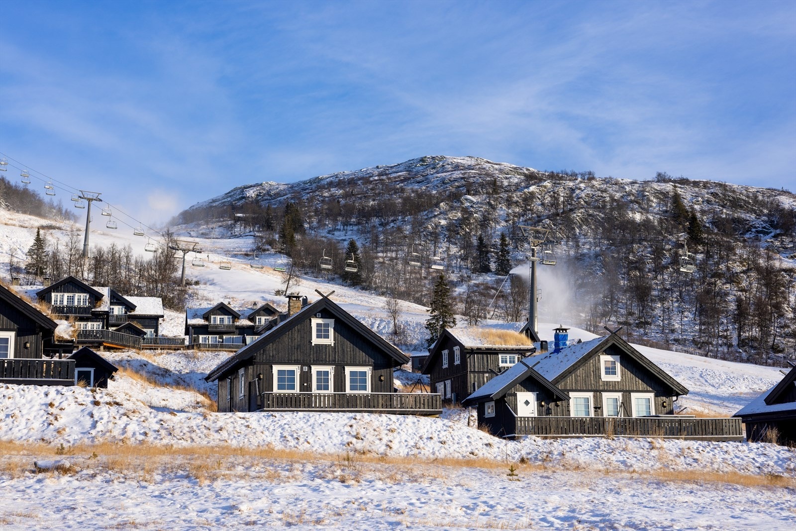 Fra Holtar kan du via skitrekkene bevege deg helt opp til Rauland Høgfjellshotell. I Holtar kan du ta skiene på rett ved trappa, og gli helt hjem etter turen. Galleribilde