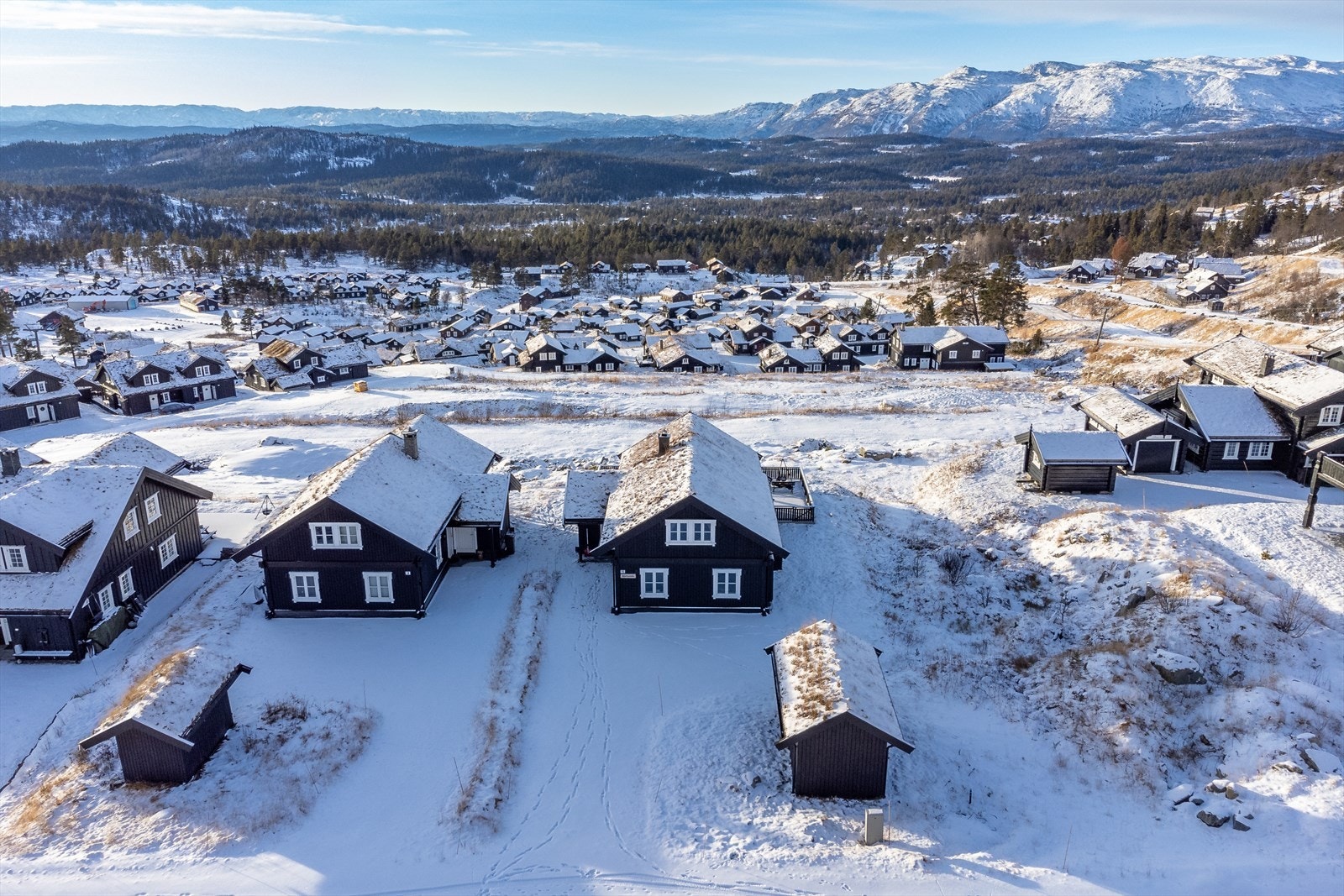 Det er god plass til parkering på egen tomt. Galleribilde