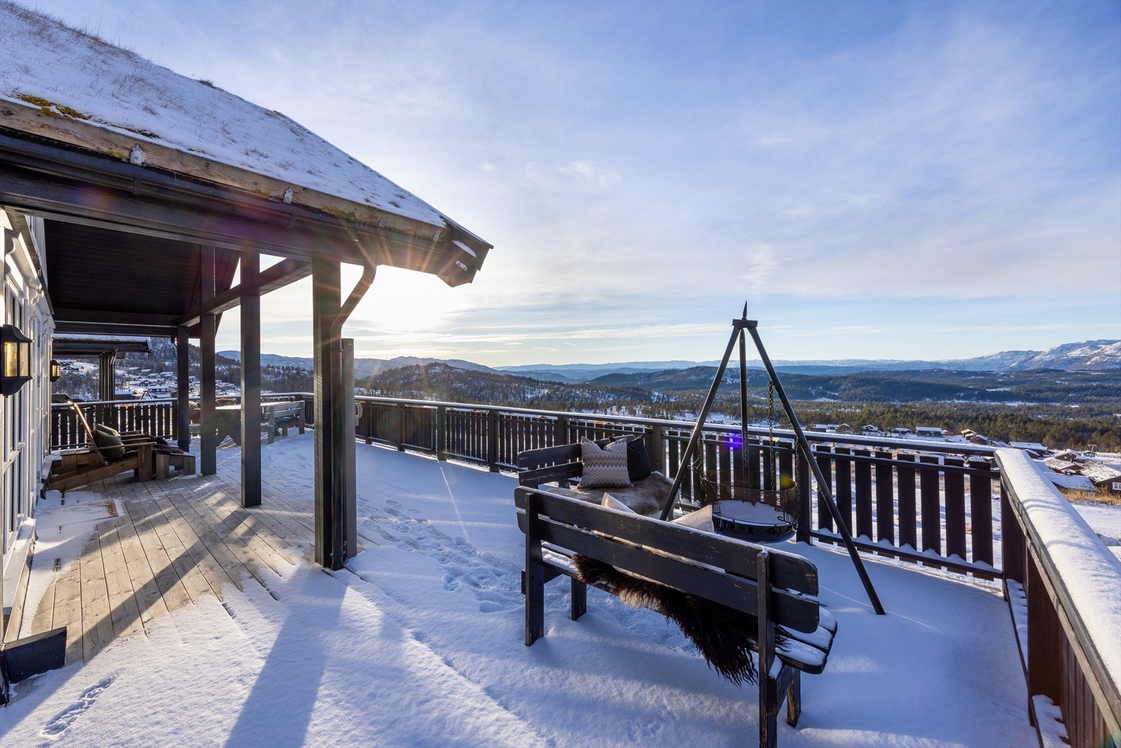 I front av eiendommen er det en meget romslig og solrik terrasse på hele 70 m². Galleribilde