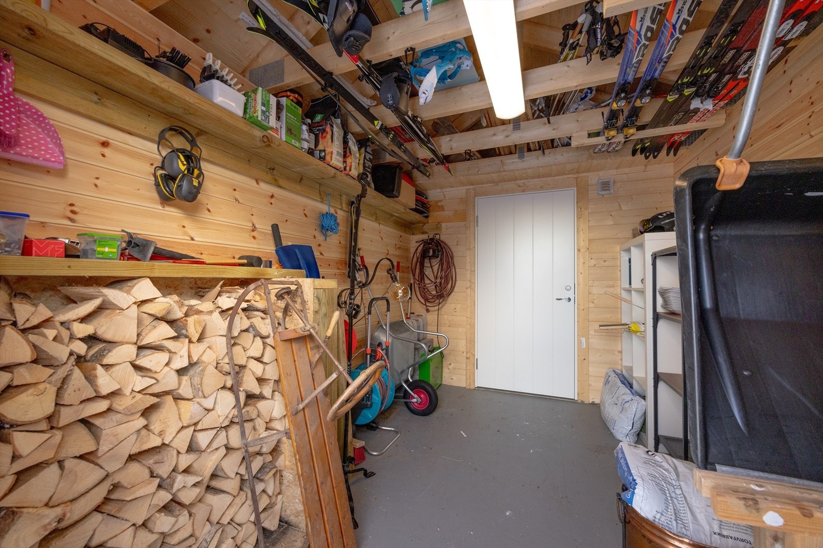 Inne i uteboden er det god plass til lagring av tur- og skiutstyr, redskaper og ved. Galleribilde