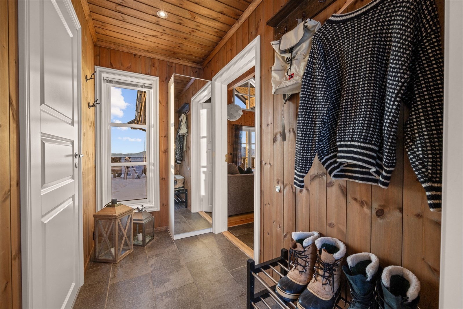 Flislagt gang med god plass til skoparkering og ytterbekledning. Galleribilde
