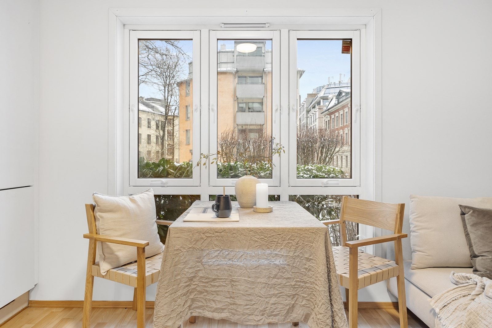 Spisebordet er hyggelig plassert foran vind Galleribilde