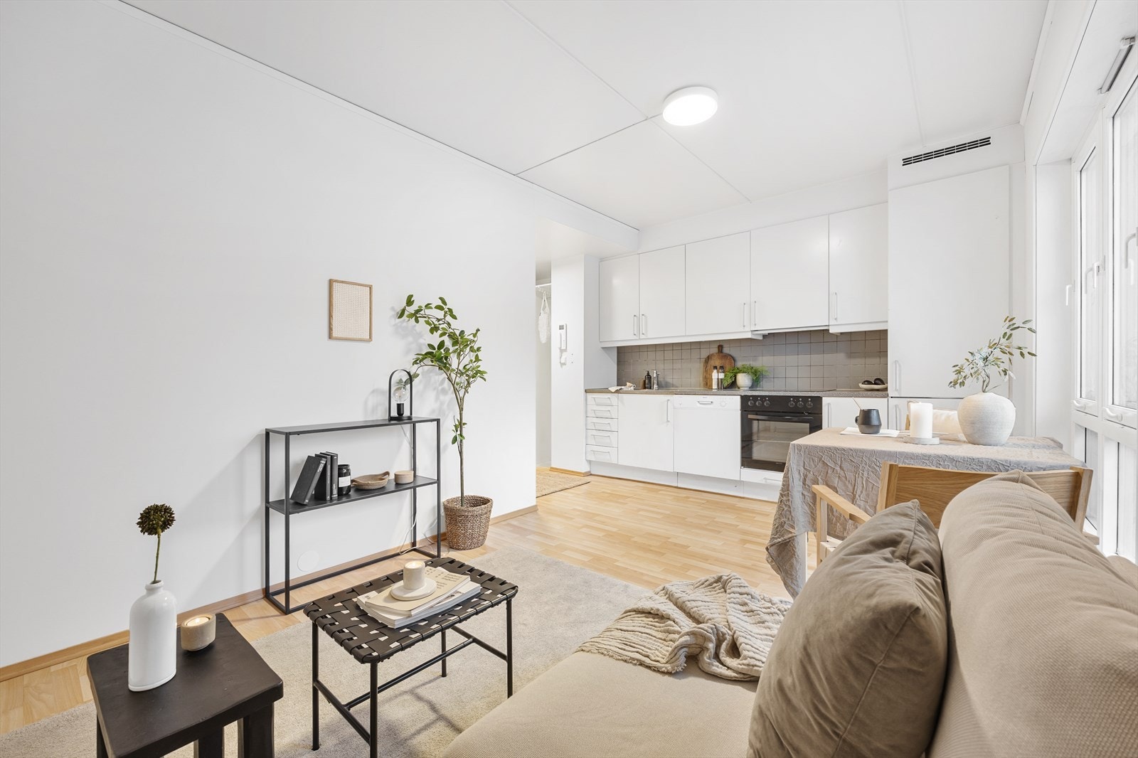 Åpen kjøkkenløsning med alle hvitevarer integrert Galleribilde