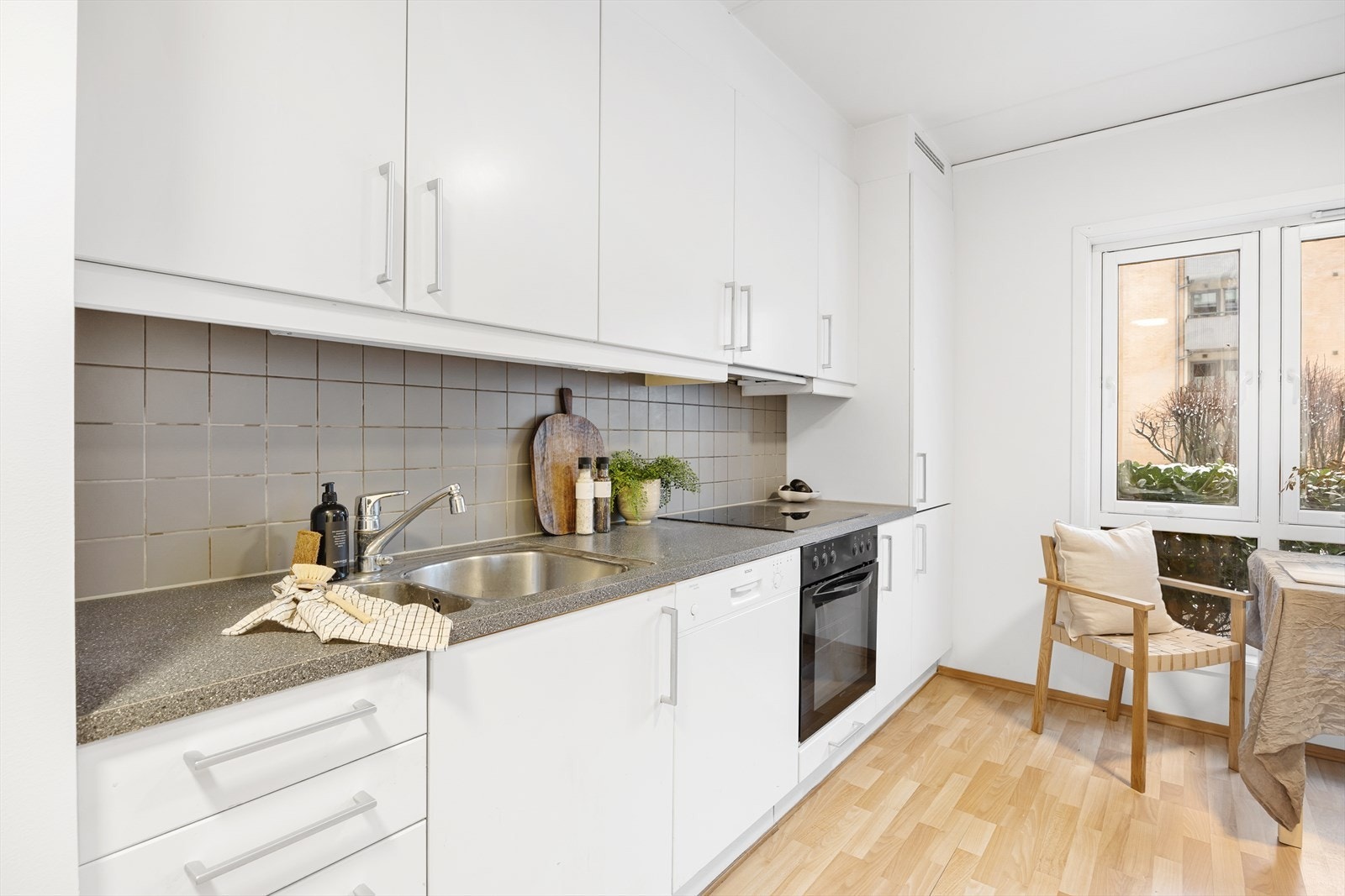 Fliser bak kjøkkenbenk er praktisk i hverdagen Galleribilde