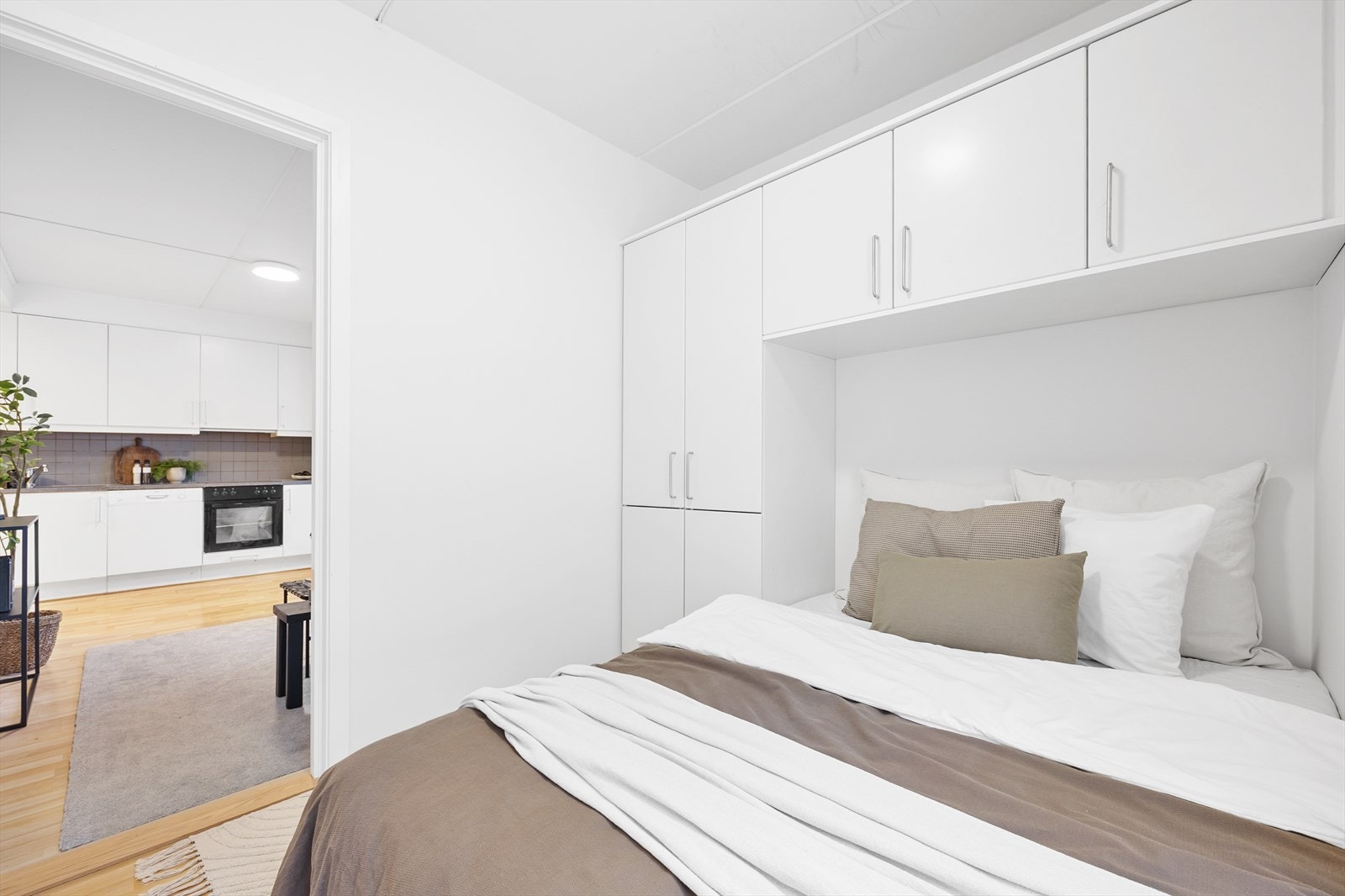 Skapinnredning rundt sengen Galleribilde