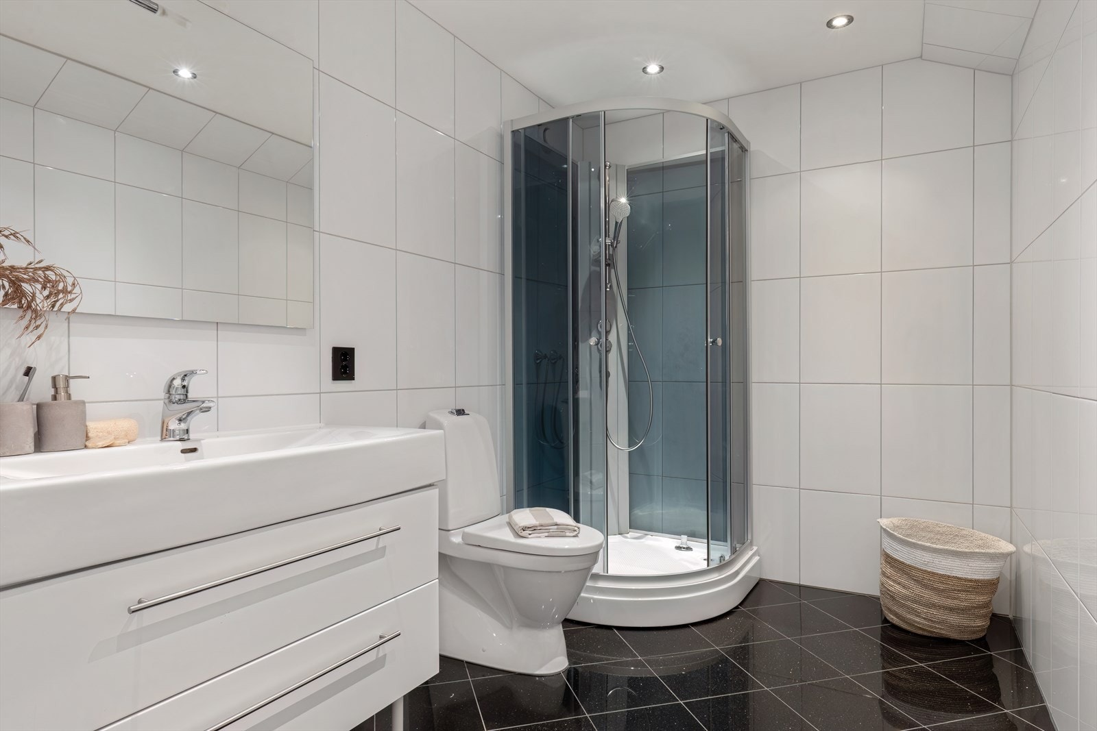 Pent flislagt bad med varmekabler Galleribilde