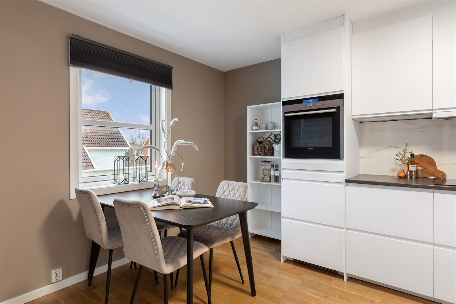 Kjøkken med plass til spisebord Galleribilde