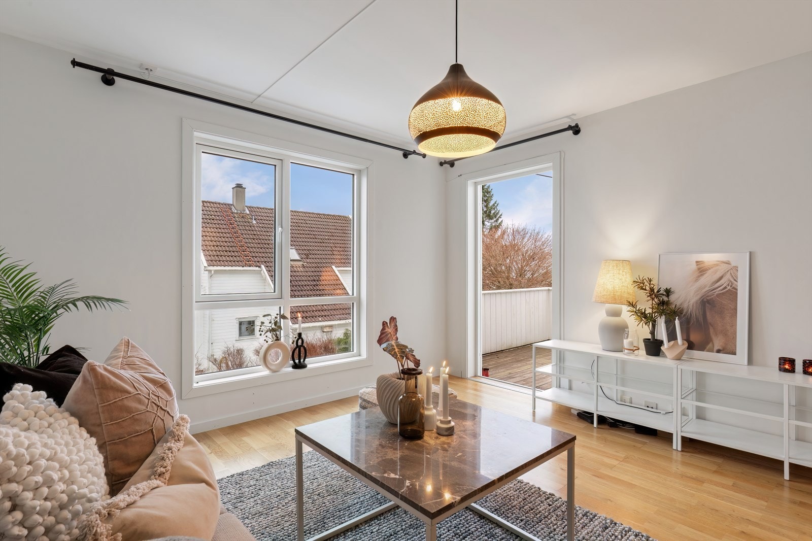 Stue med utgang til balkong med flott utsikt Galleribilde