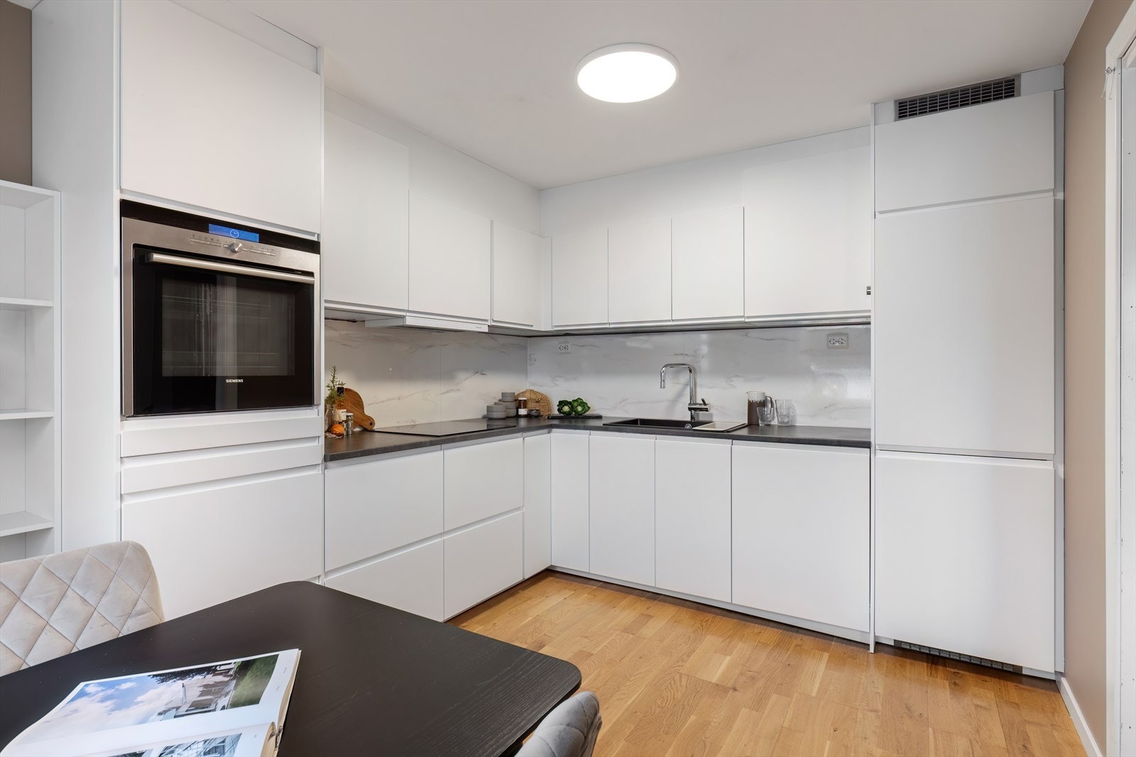 Pent kjøkken med integrerte hvitevarer Galleribilde