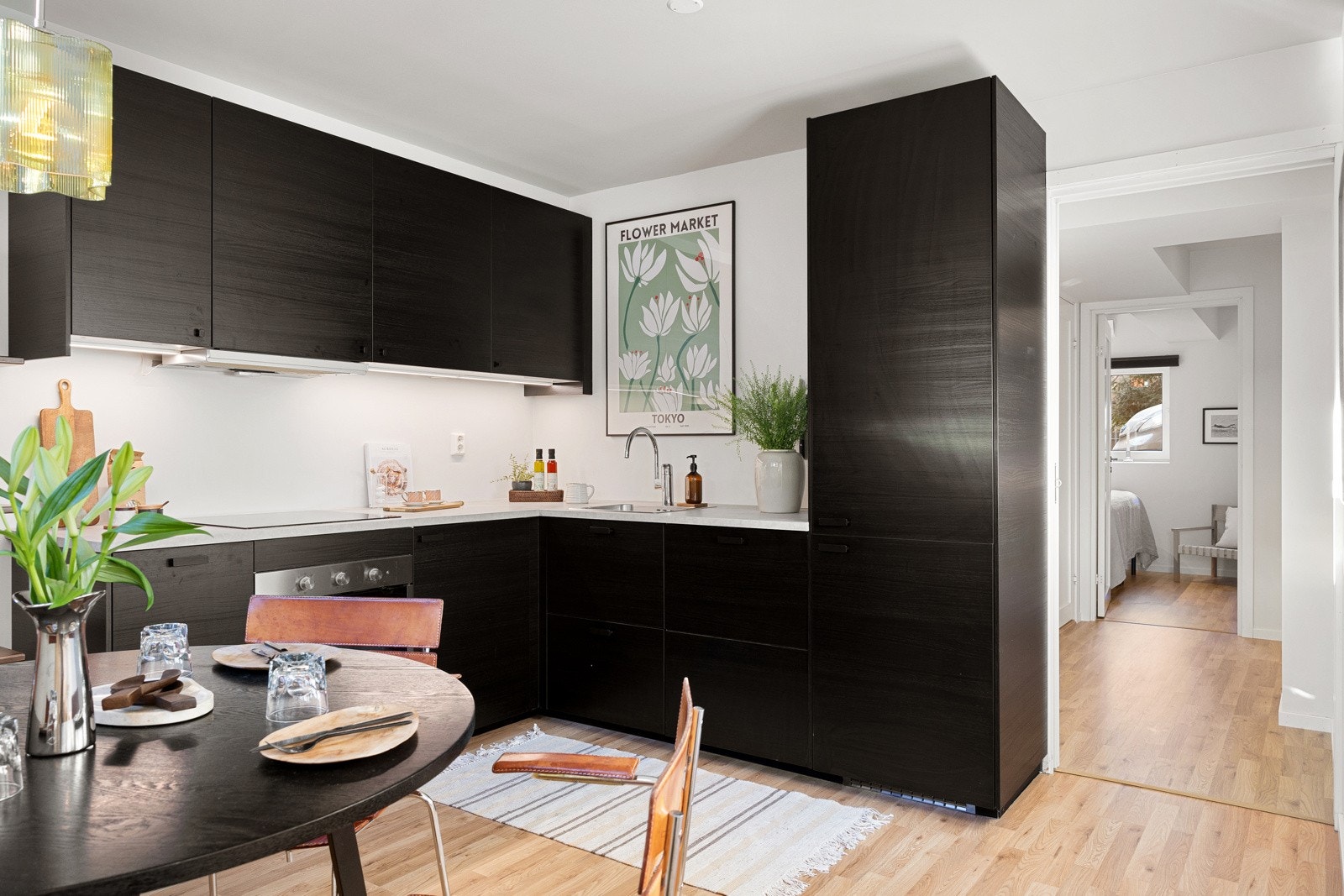 Kjøkkenet er fullt utstyrt med integrerte hvitevarer fra Ikea, inkludert oppvaskmaskin, kjøl/frys, stekeovn, platetopp og avtrekksvifte. Galleribilde