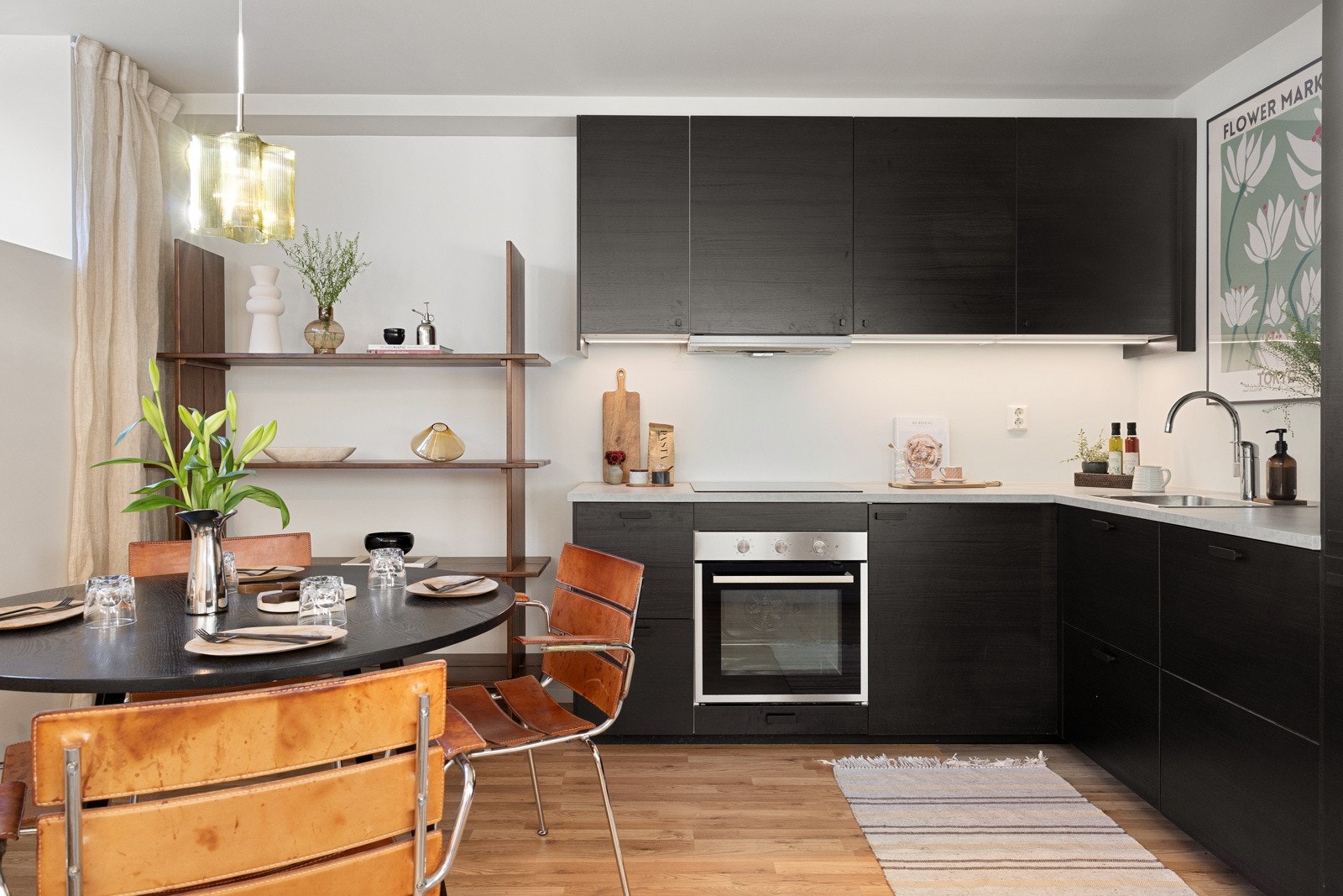 Lys laminat benkeplate gir en fin kontrast, og den er utstyrt med en nedfelt stålkum og ettgreps armatur i krom. Galleribilde