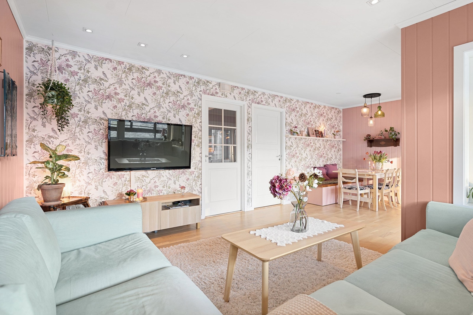 - Stuen fremstår som lys og meget tiltalende med store vindusflater. Dette gir rikelig med naturlig lys og dermed en luftig følelse - Galleribilde