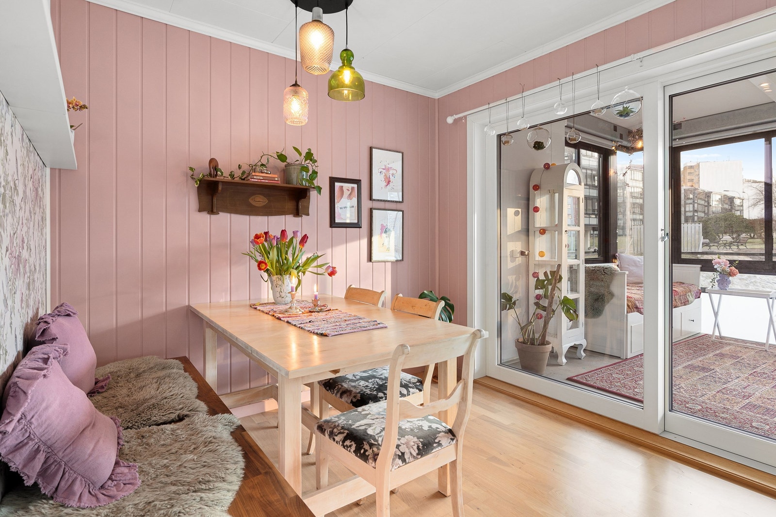 - Den innglassede balkongen er som er forlengelse av stuen - Galleribilde