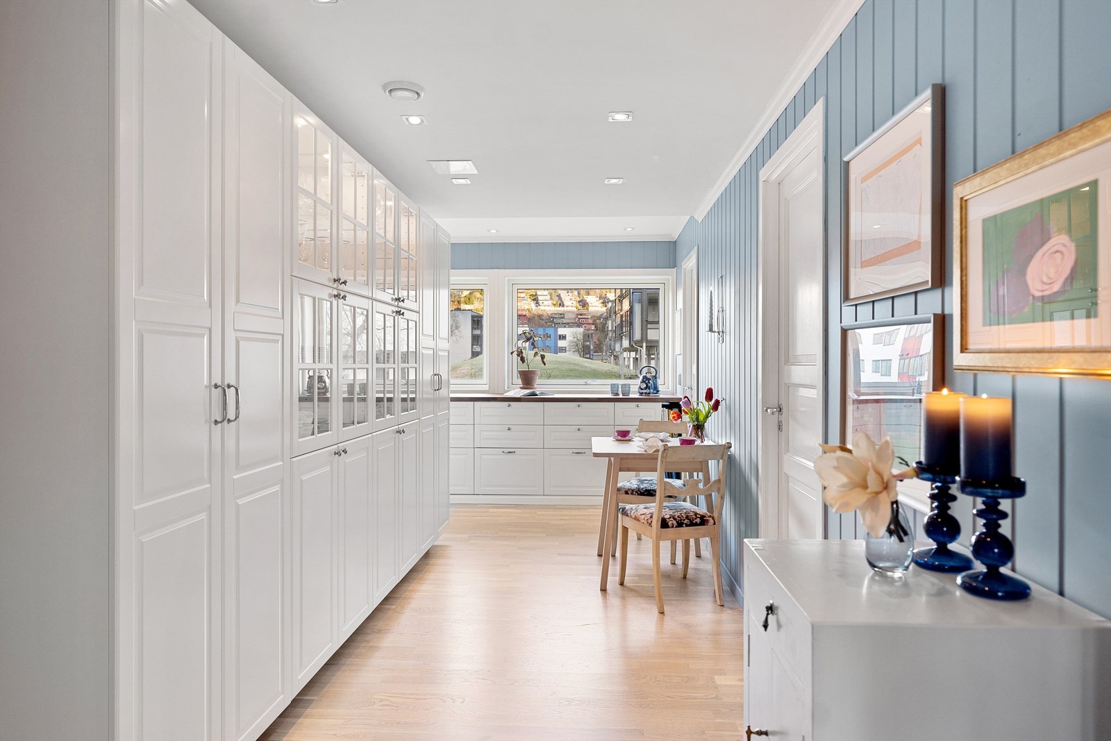 - Det er plass til et koselig spisebord på kjøkkenet - Galleribilde