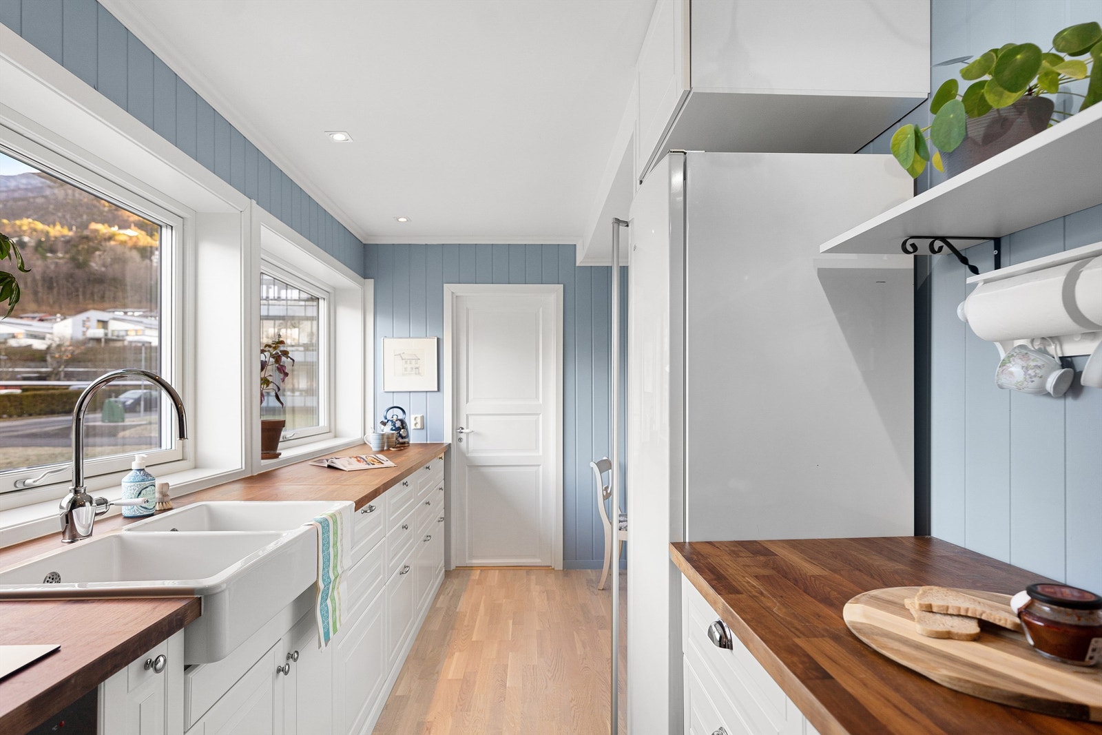 - Det er rikelig med lagringsplass på kjøkkenet i tillegg til mye benkplass som gjør matlagingen enkel og trivelig - Galleribilde