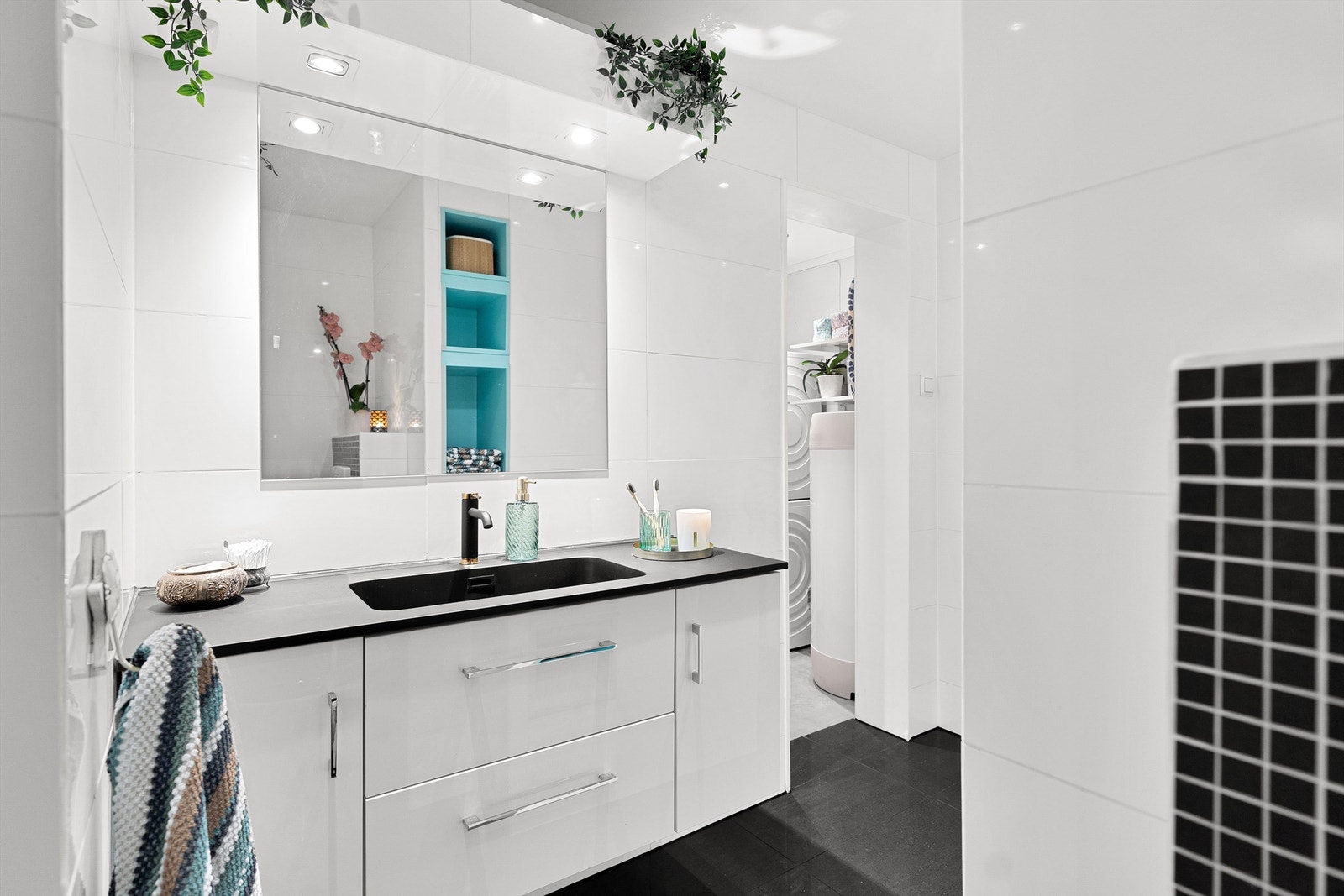 - Helfliset bad med gulvvarme og nedsenket himling med downlights - Galleribilde