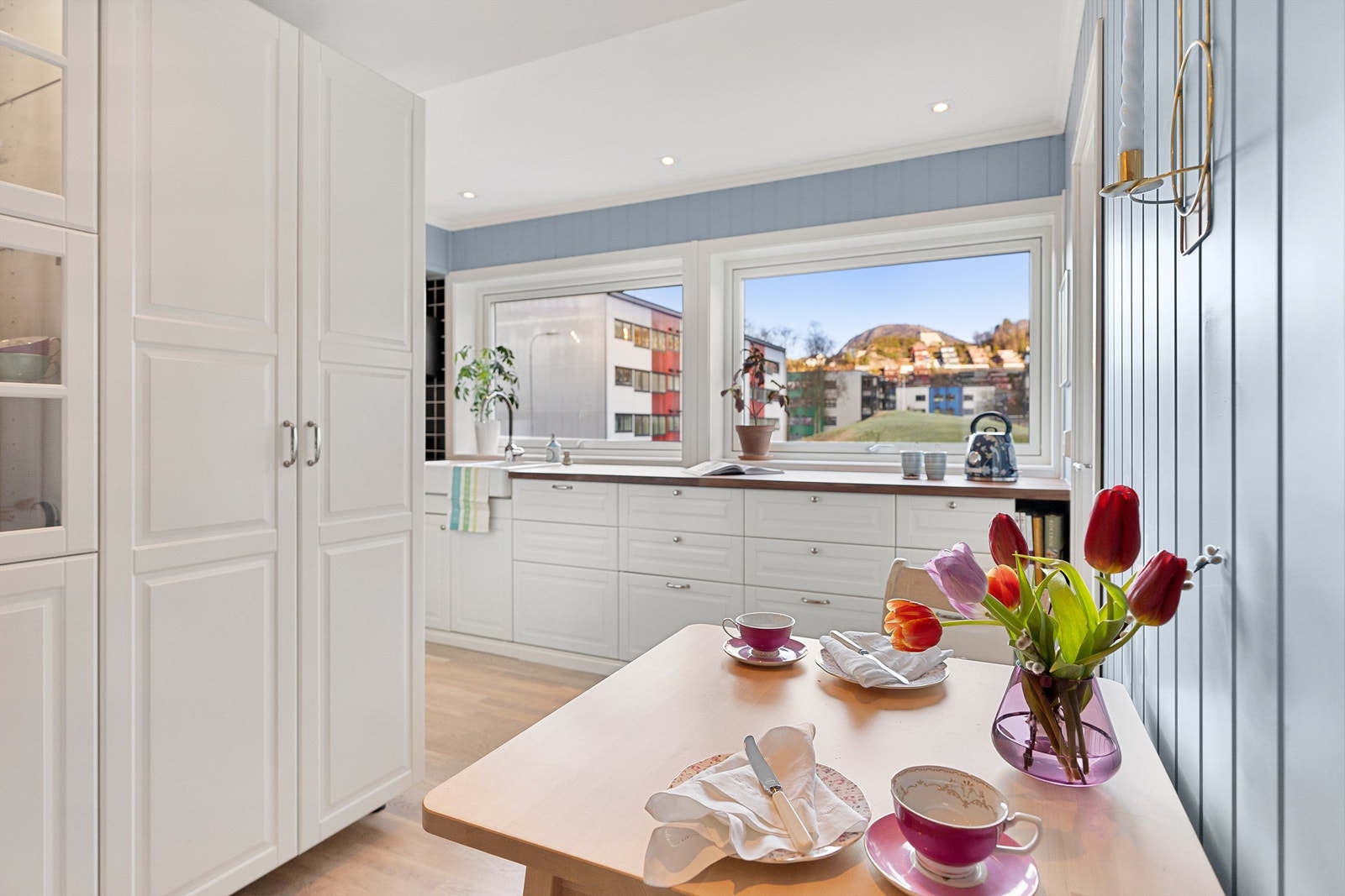 - Meget pent kjøkken i lyse farger med profilerte fronter. Innredningen er fra 2022 og benkeplate av tre fra 2025 - Galleribilde