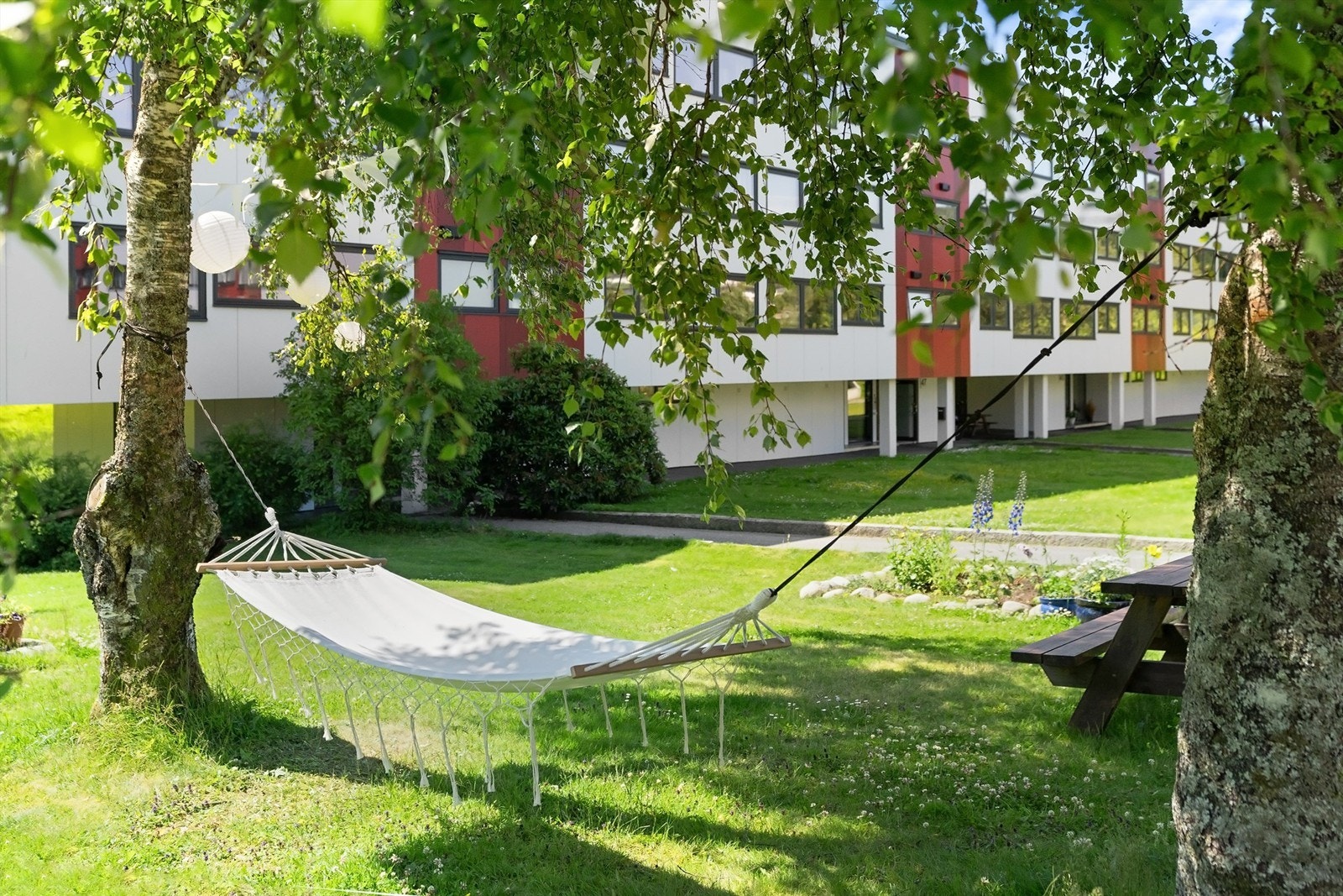 - Borettslaget er svært koselig og pent opparbeidet med blant annet diverse beplantninger, plenarealer, lekeplass, grillplass og biloppstillingsplasser - Galleribilde