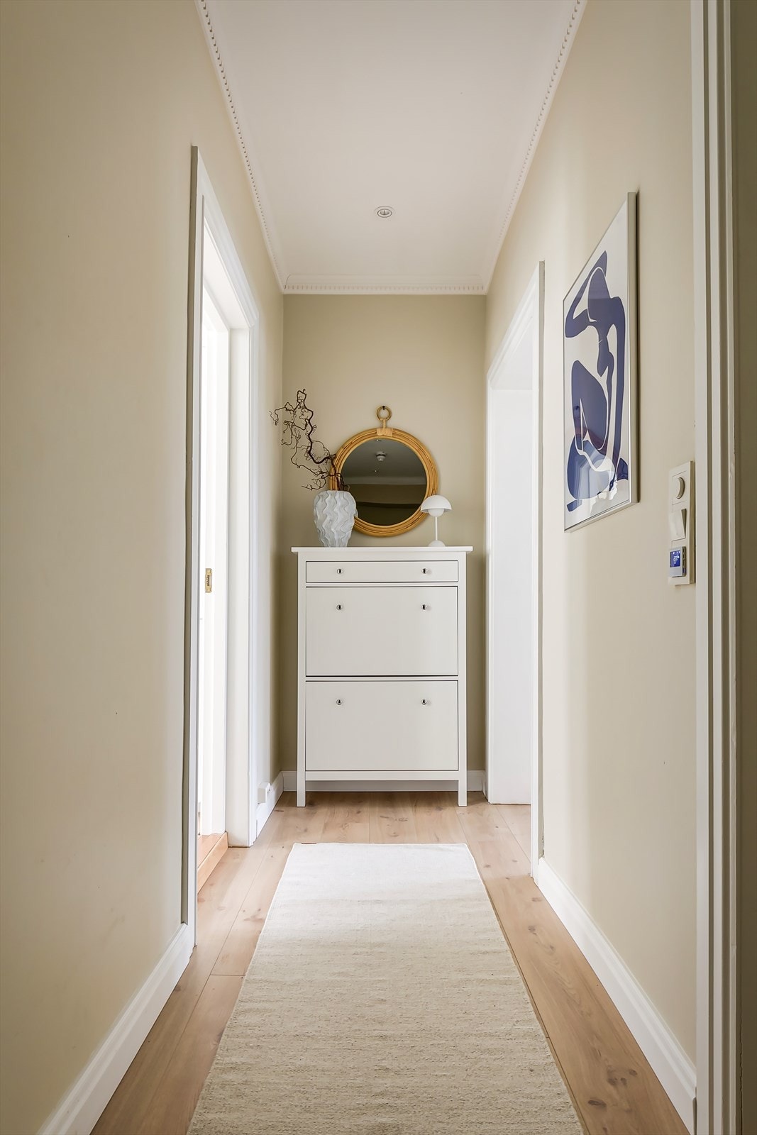 En lys og trivelig gang fører deg mellom rommene. Galleribilde