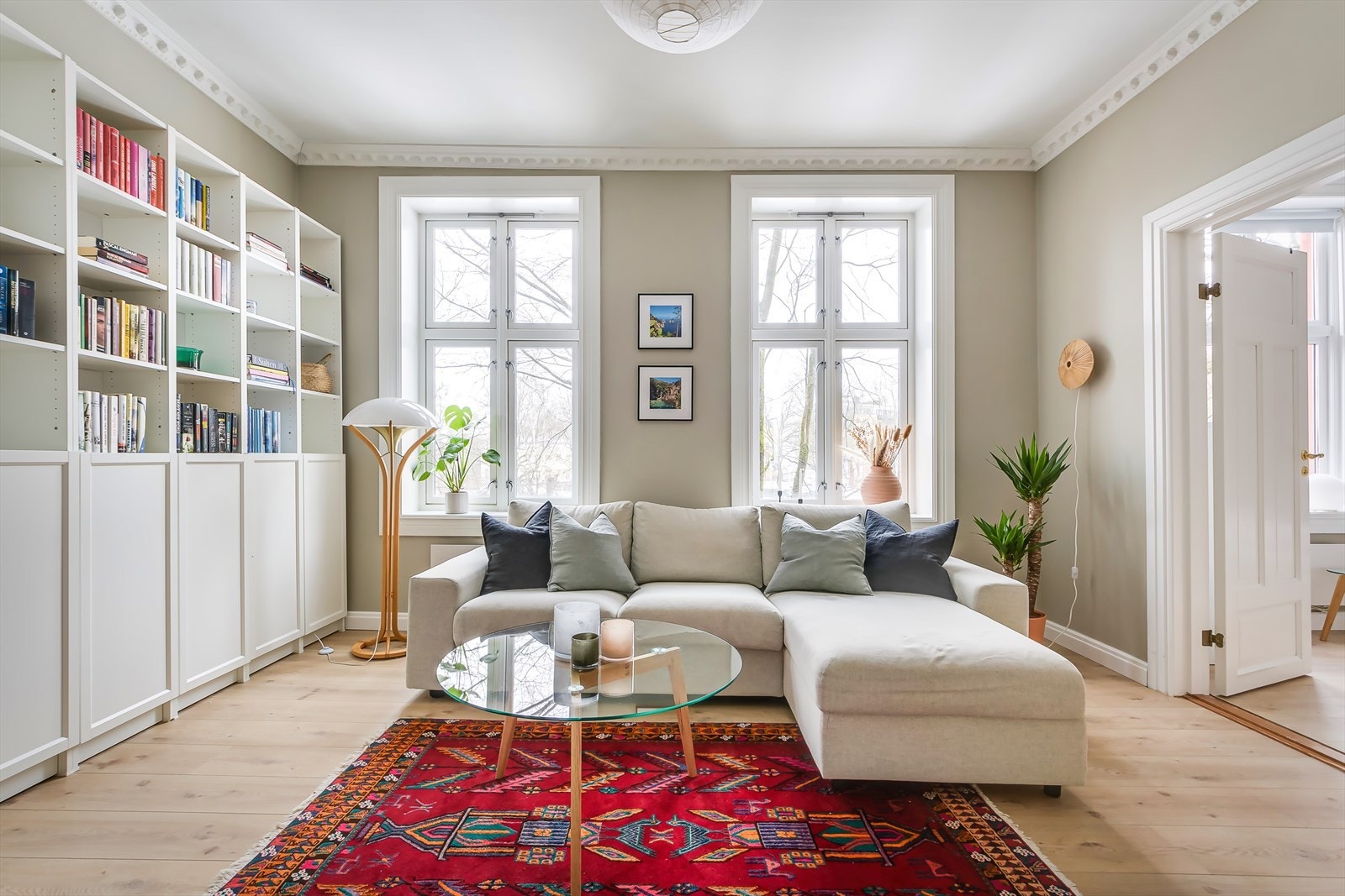 Lyse toner, rikelig med lysinnslipp og praktisk planløsning gir en fantastisk romfølelse. Galleribilde