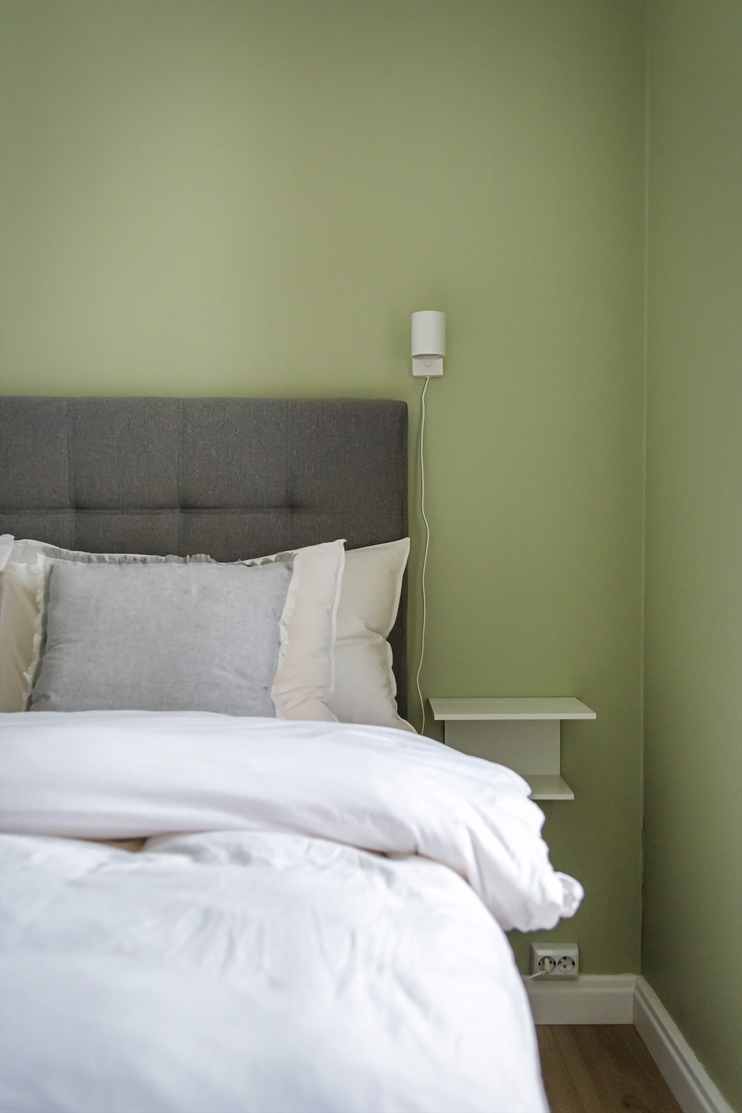 Rommet er holdt i en dus, behagelig grønntone. Galleribilde