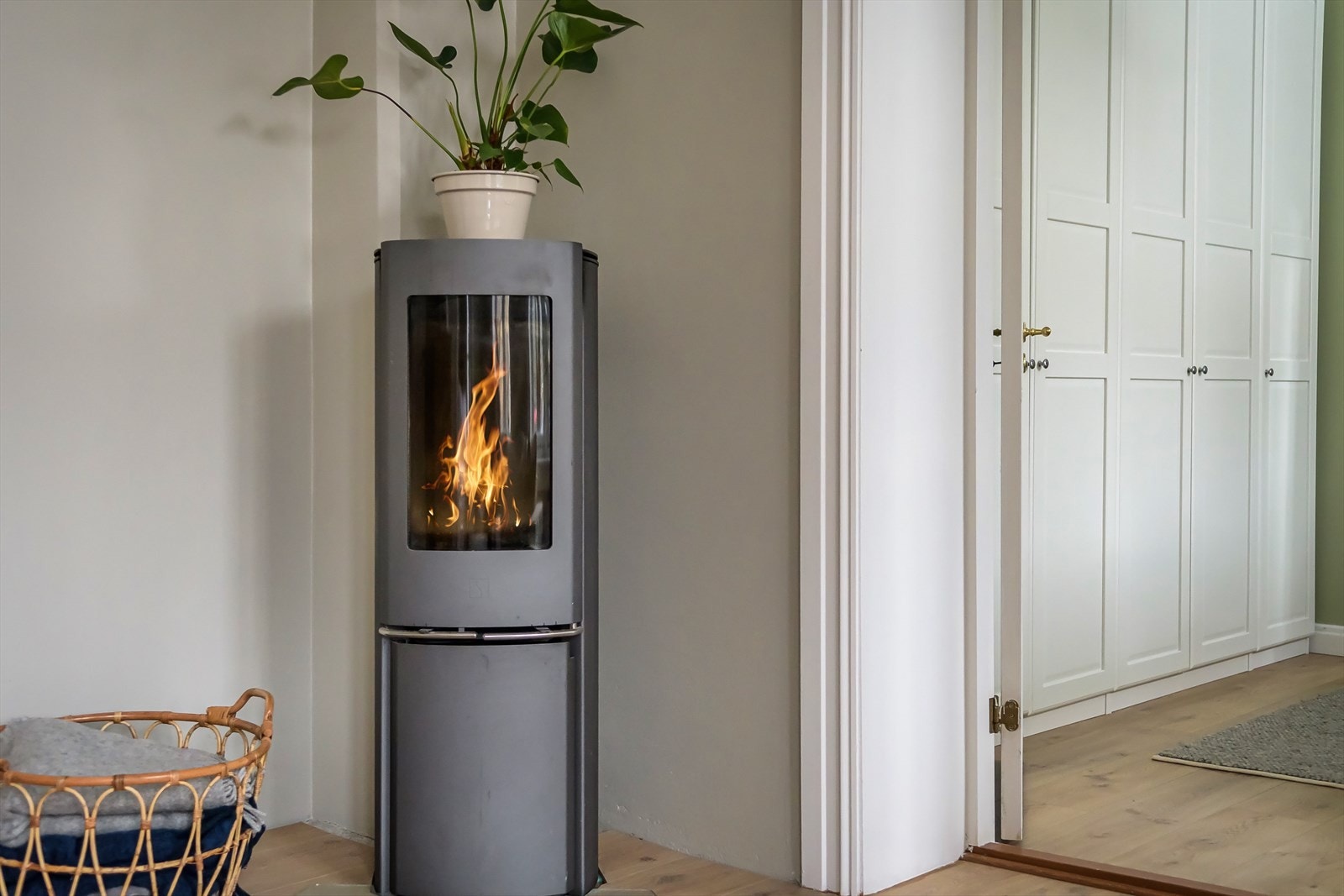 I hjørnet av stuen finner du en flott peisovn som holder deg varm når gradestokken kryper nedover. Galleribilde