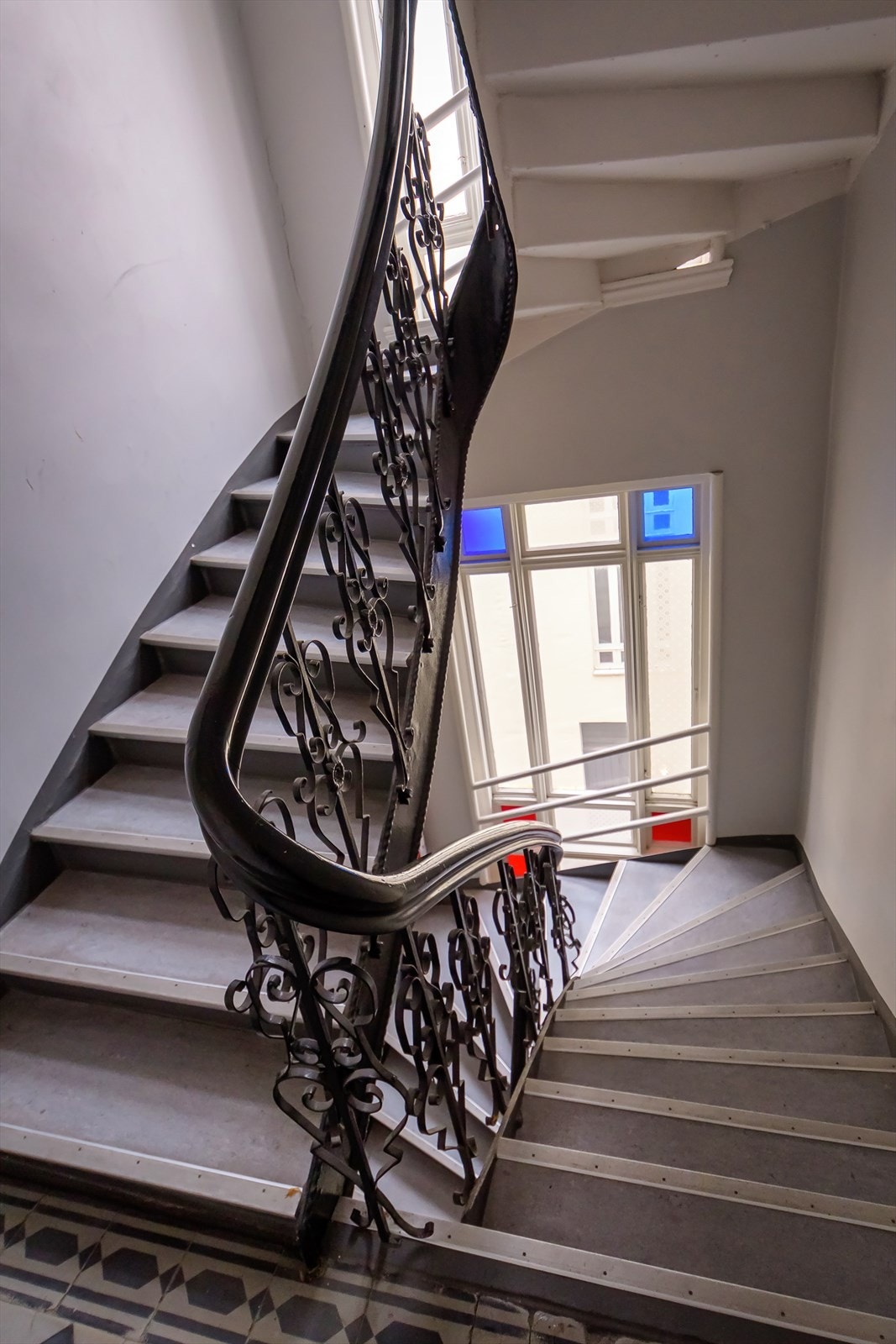 Allerede i oppgangen finner du byggets vakre, klassiske detaljer. Galleribilde