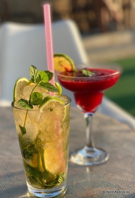 Beach baren på Aphrodite er kjent for sine gode cocktails Galleribilde