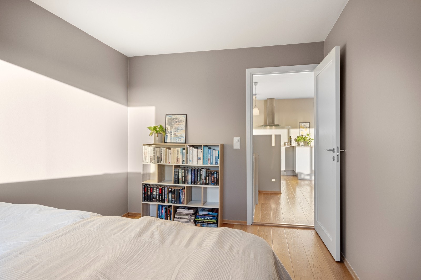 Alle soverommene er malt i duse farger for en behagelig atmosfære. Galleribilde