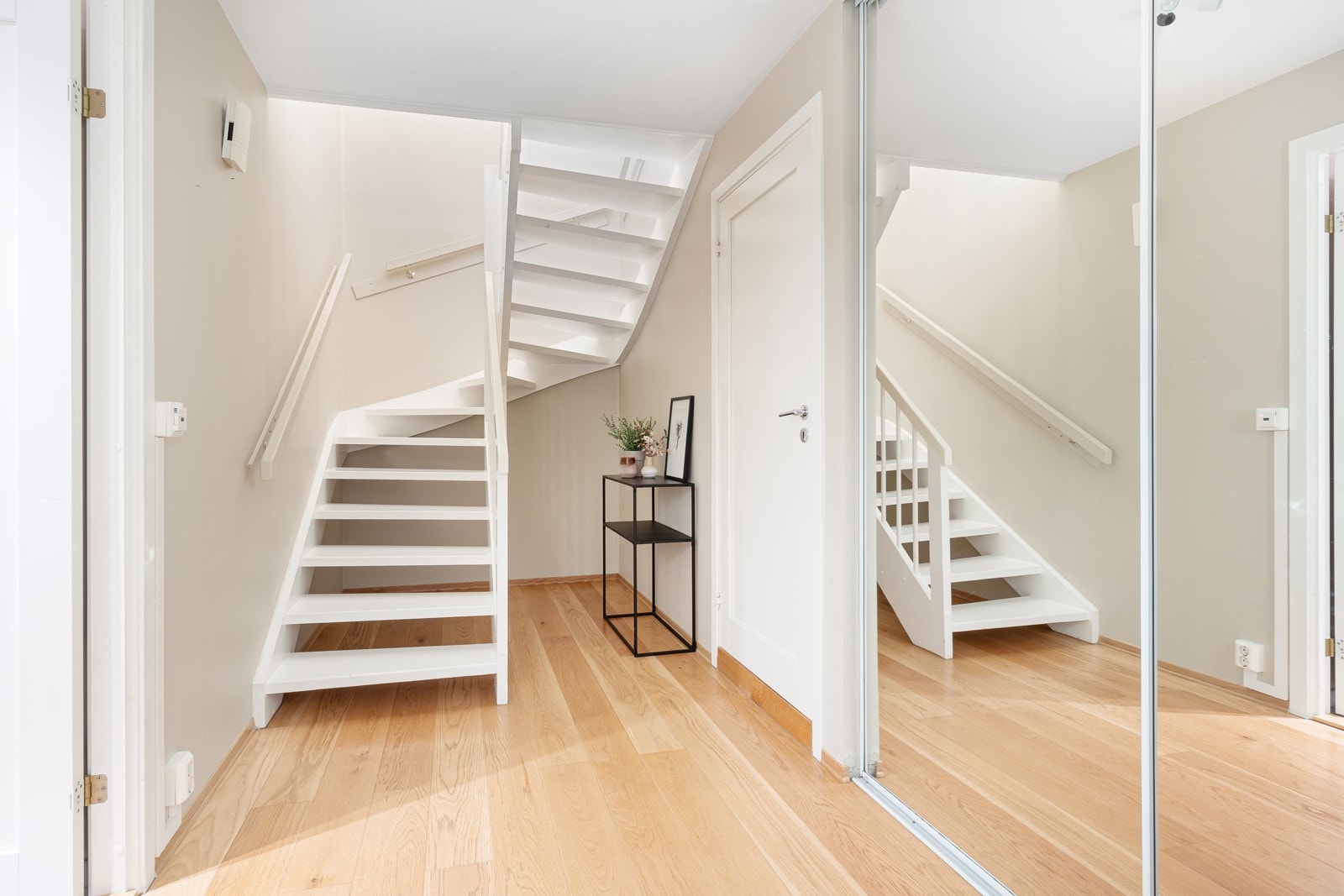 Yttertøyet ryddes enkelt bort i to store, plassbygde skyvedørsgarderober i både entreen og gangen i underetasjen. Galleribilde