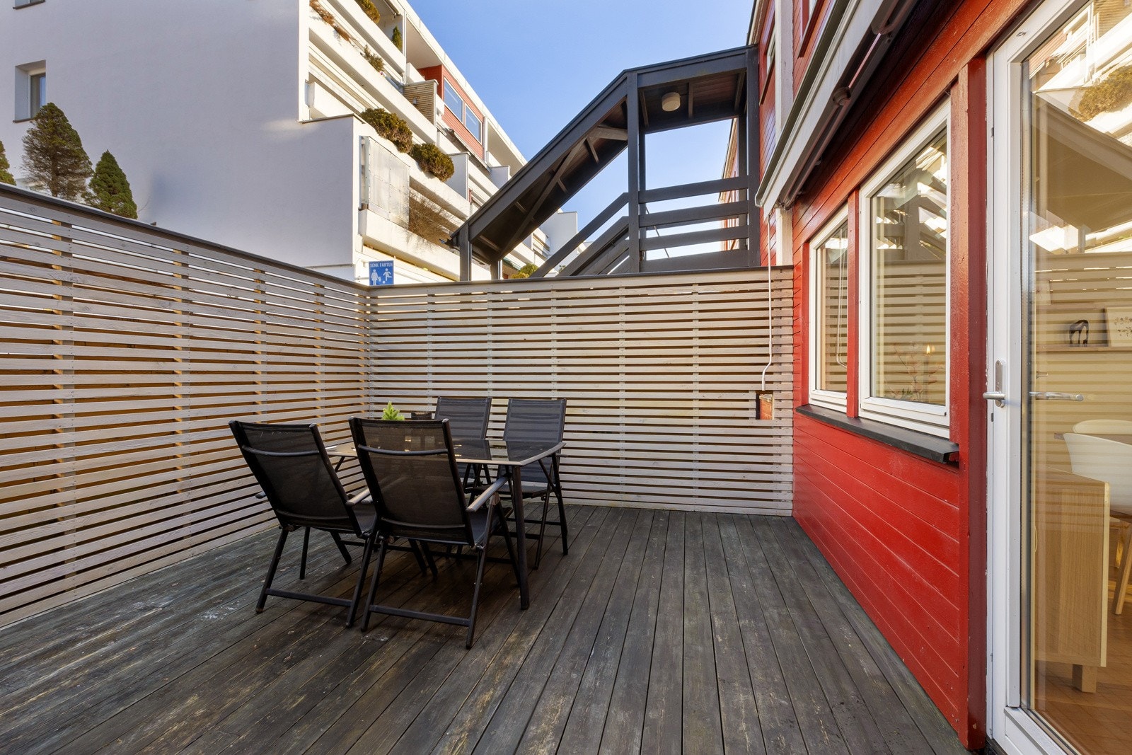 Stuens spisedel har utgang til en stor terrasse med god plass for sittegrupper, grilling og sosiale sammenkomster. Galleribilde