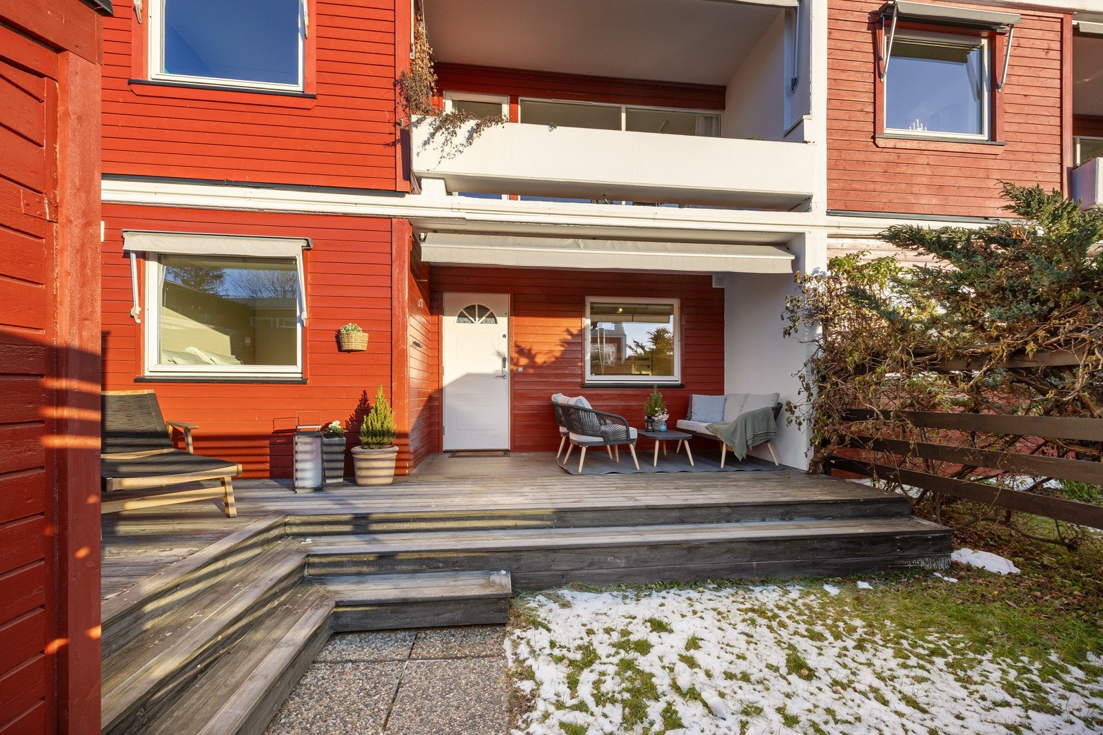 Velkommen til attraktivt enderekkehus over to plan med flotte uteplasser på populære Lysejordet. Terrassen ved inngangspartiet ligger vestvendt, skjermet og har god plass for flere sittegrupper. Galleribilde