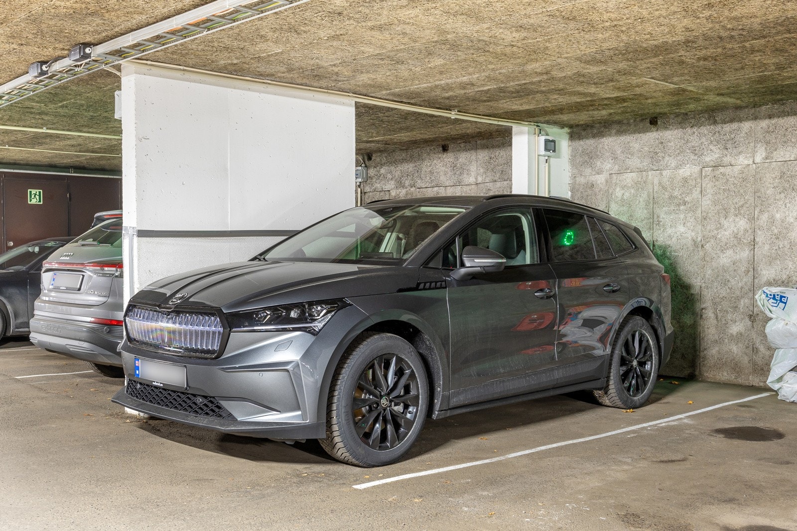 Leiligheten disponerer en egen garasjeplass i felles lukket garasjeannlegg med lader for elbil. Galleribilde